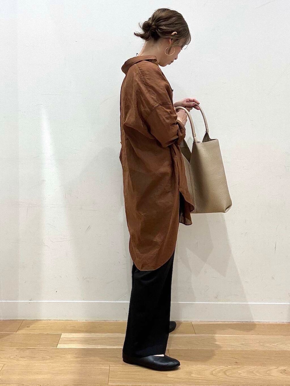 「スラックス、トートバッグ、オフィスコーデ、doors、シアートップス、骨格ナチュラル、ナチュラル×イエベ春、即戦力シャツコーデ、過ごしやすい、トレンドシャツ」｜「URBAN RESEARCH DOORSのVカットパンプス（パンプス、ブラック系）」を使った、えばみ。さん（レディース・160cm）の春コーディネートの5枚目の写真