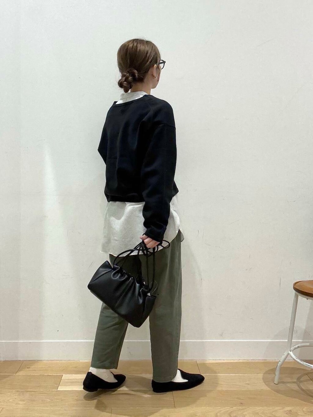 ブルー系のその他アウター、グリーン系のその他パンツ、その他のシャツ/ブラウスを着用したレディースの冬コーディネートの5枚目の写真