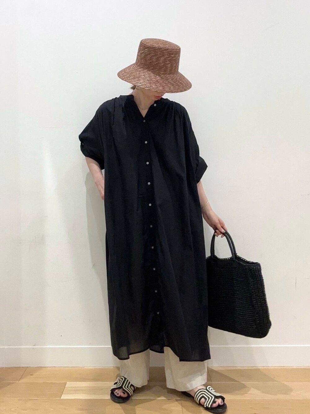 ベージュ系のその他パンツ、ブラック系のトートバッグ、ブラック系のワンピースを着用したレディースの春コーディネートの3枚目の写真