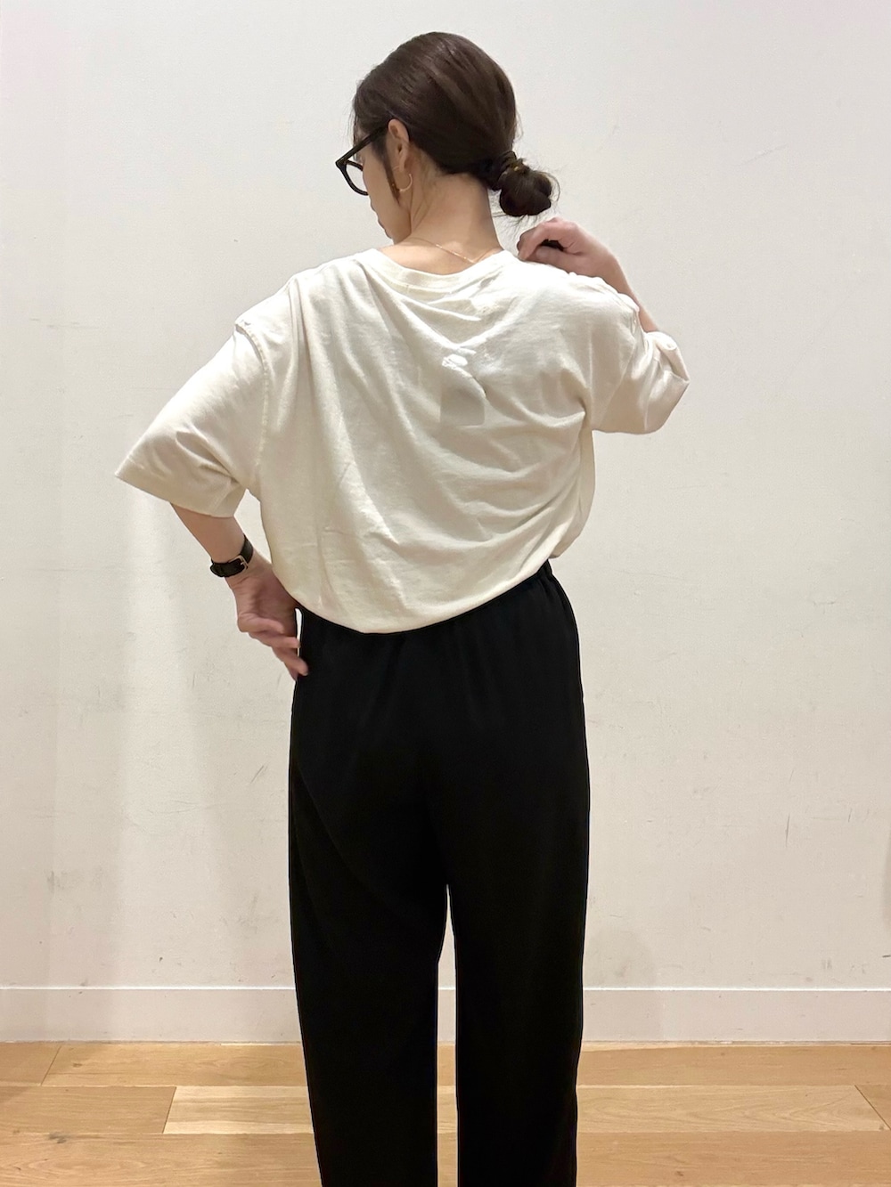 ベージュ系のその他アウター、ブラック系のショルダーバッグ、ホワイト系のTシャツ/カットソーを着用したレディースの春コーディネートの7枚目の写真