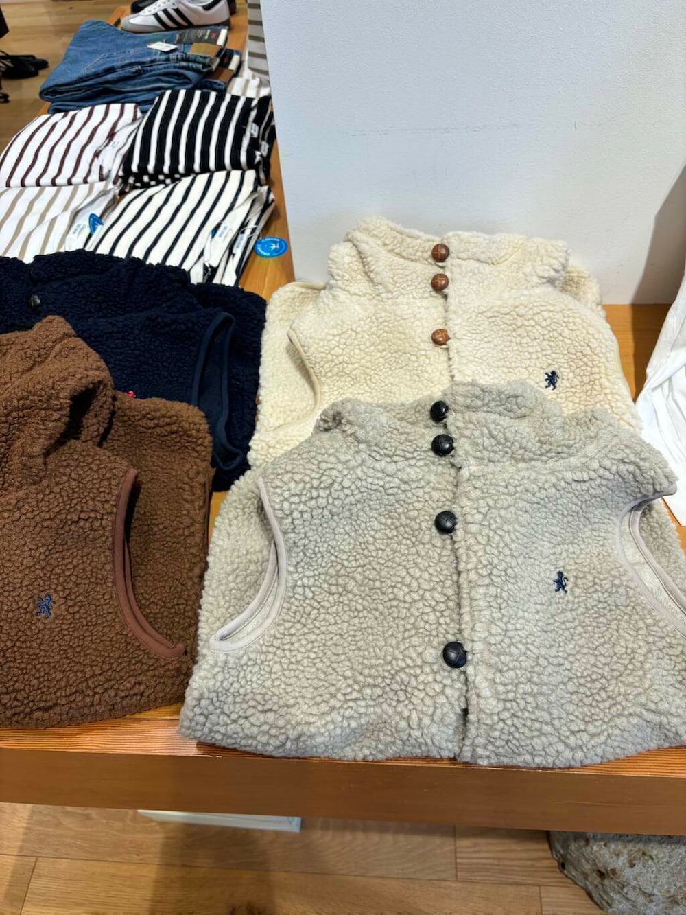 ブルー系のデニムパンツ、ホワイト系のスニーカー、グレー系のトートバッグを着用したレディースの秋コーディネートの8枚目の写真