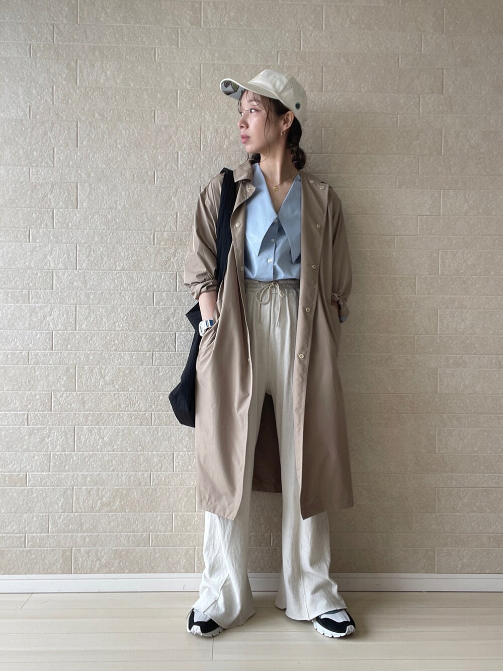 ベージュ系のその他パンツ、ブラック系のショルダーバッグ、ブルー系のシャツ/ブラウスを着用したレディースの春コーディネートの2枚目の写真