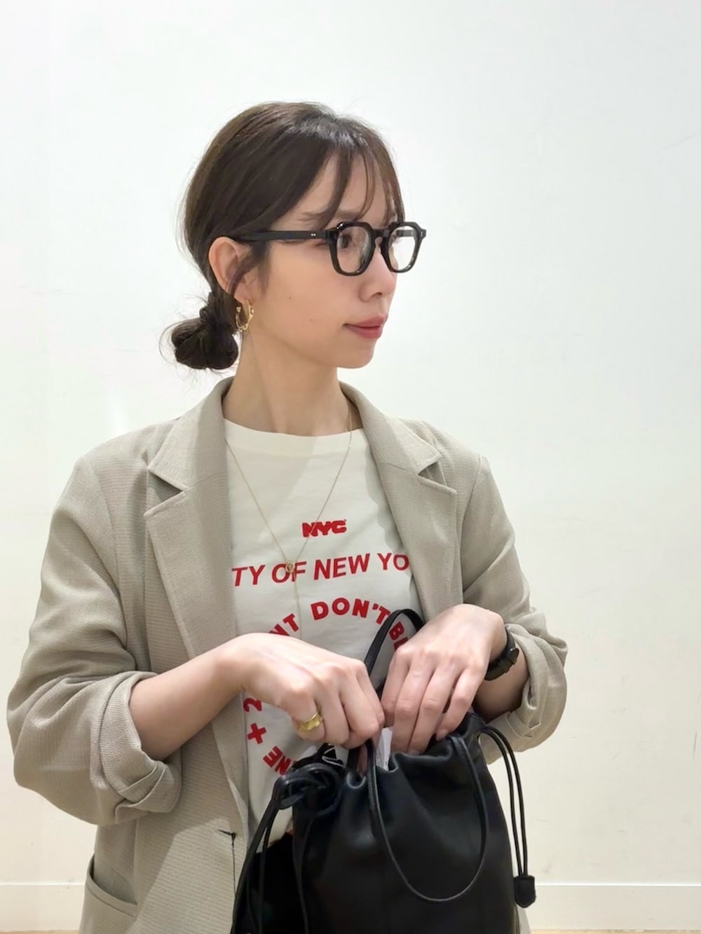 ベージュ系のその他アウター、ブラック系のショルダーバッグ、ホワイト系のTシャツ/カットソーを着用したレディースの春コーディネートの8枚目の写真