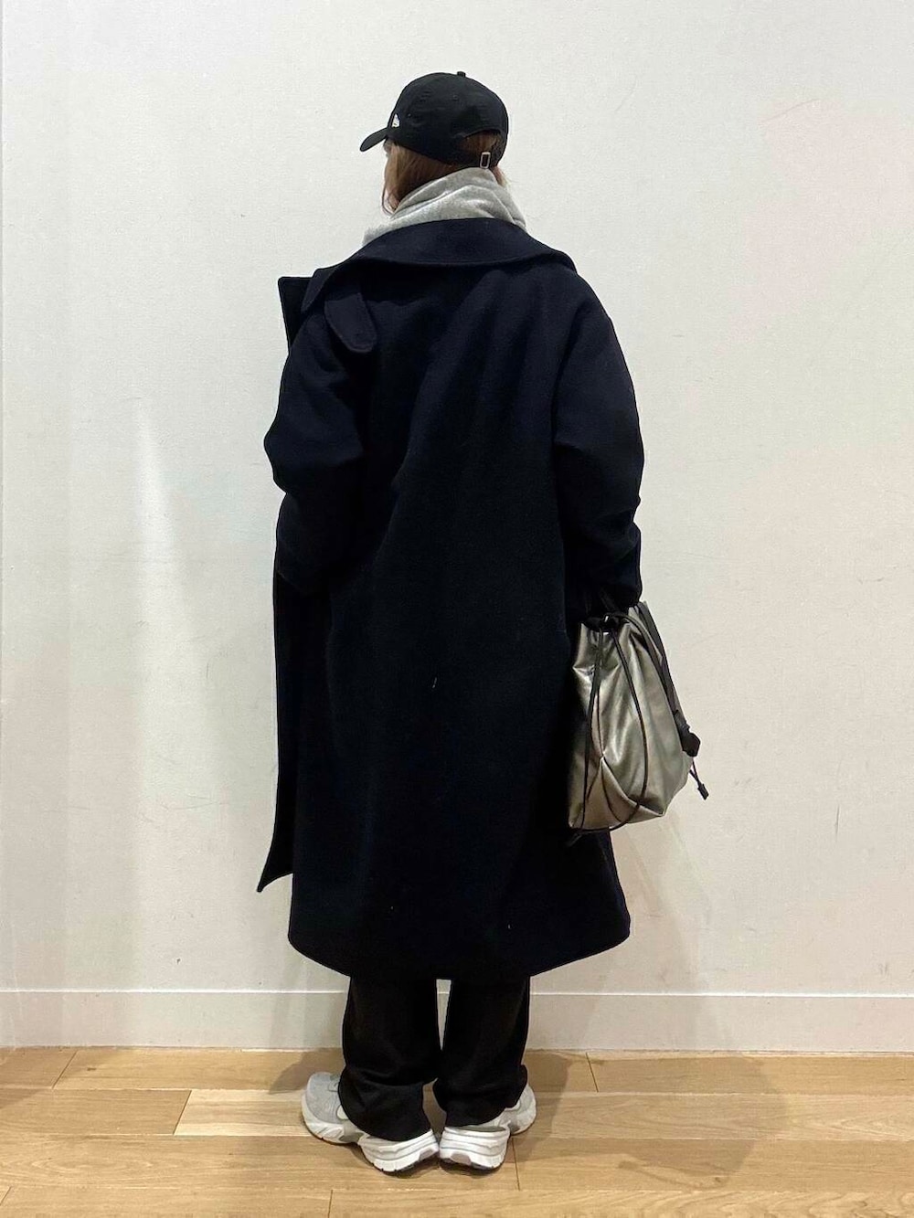 シルバー系のトートバッグ、シルバー系のスニーカー、ブルー系のスウェットを着用したレディースの冬コーディネートの6枚目の写真