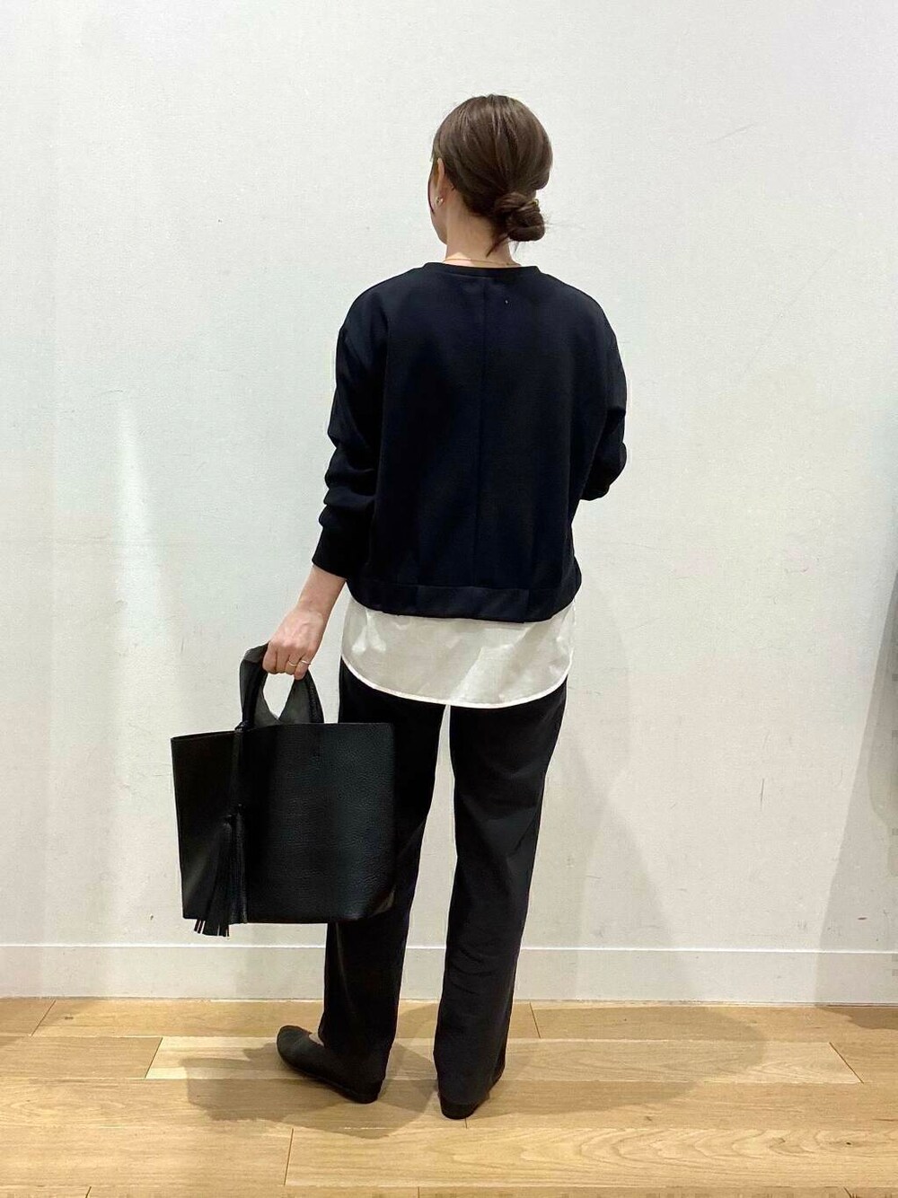 ブラック系のトートバッグ、ブラック系のパンプス、グレー系のエコバッグ/サブバッグを着用したレディースの冬コーディネートの8枚目の写真