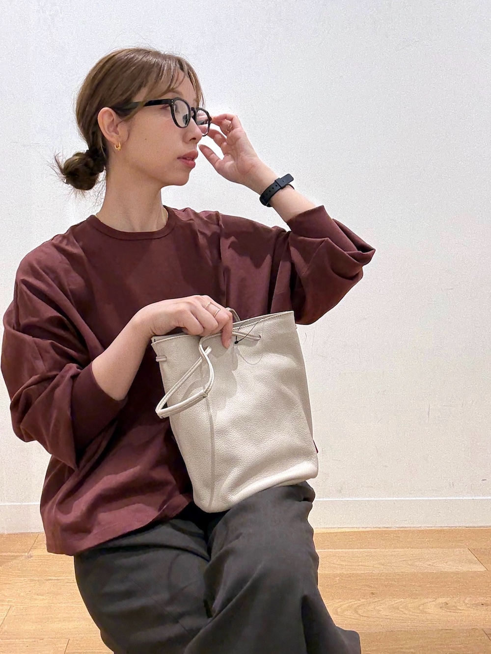 ホワイト系のスニーカー、レッド系のTシャツ/カットソー、ブラウン系のその他パンツを着用したレディースの秋コーディネートの4枚目の写真