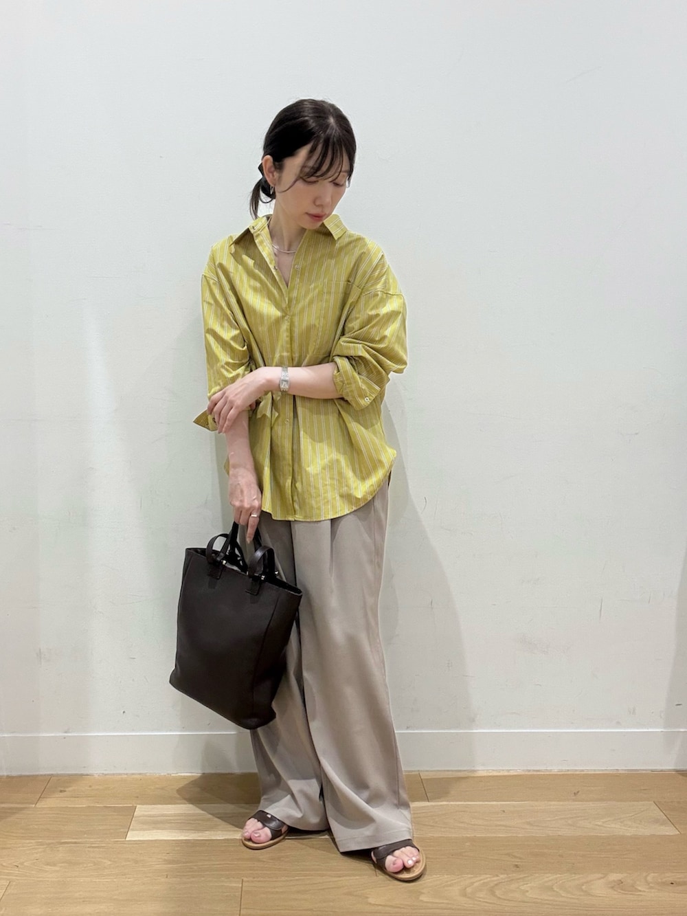 イエロー系のシャツ/ブラウス、ベージュ系のその他パンツ、ブラウン系のサンダルを着用したレディースの夏コーディネートの3枚目の写真