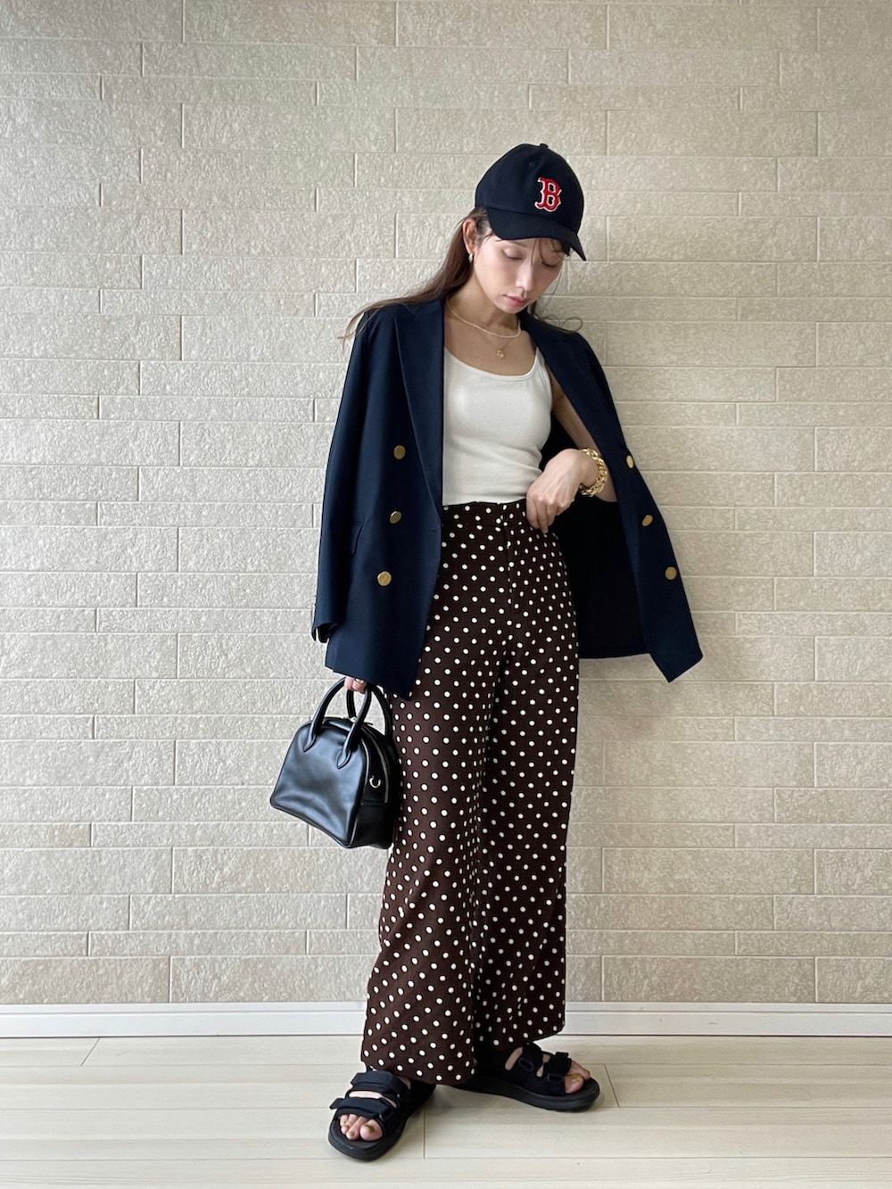 ブラウン系のその他パンツ、ブラック系のサンダル、ブルー系のテーラードジャケットを着用したレディースの夏コーディネートの2枚目の写真