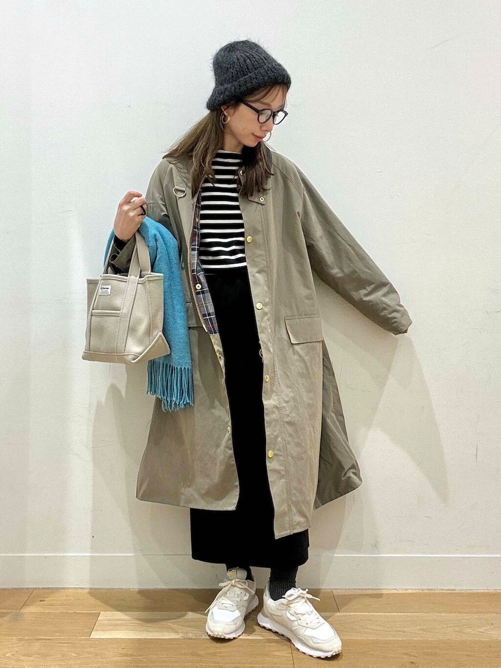 ホワイト系のTシャツ/カットソー、ホワイト系のスニーカー、ベージュ系のトートバッグを着用したレディースの秋コーディネートの4枚目の写真