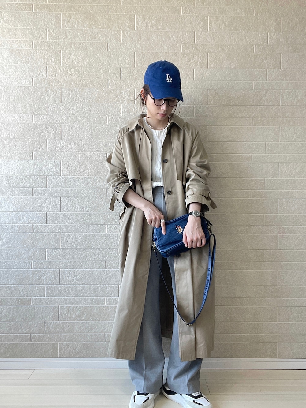 「メガネ女子、キャップ、トレンチコート、スラックス、ケーブルニット、ショルダーバッグ、PR、U.S.POLO ASSN.、休日スタイル、白スニーカー、春コーデ、タックイン、トラッド、ベージュ、オーバーサイズ」｜「U.S. POLO ASSN.の【U.S. POLO ASSN.】 ユーエスポロアッスン　Washed Cotton　クロスボディショルダーバッグ　USPA-2645（ショルダーバッグ、ブルー系）」を使った、えばみ。さん（レディース・160cm）の春コーディネートの2枚目の写真