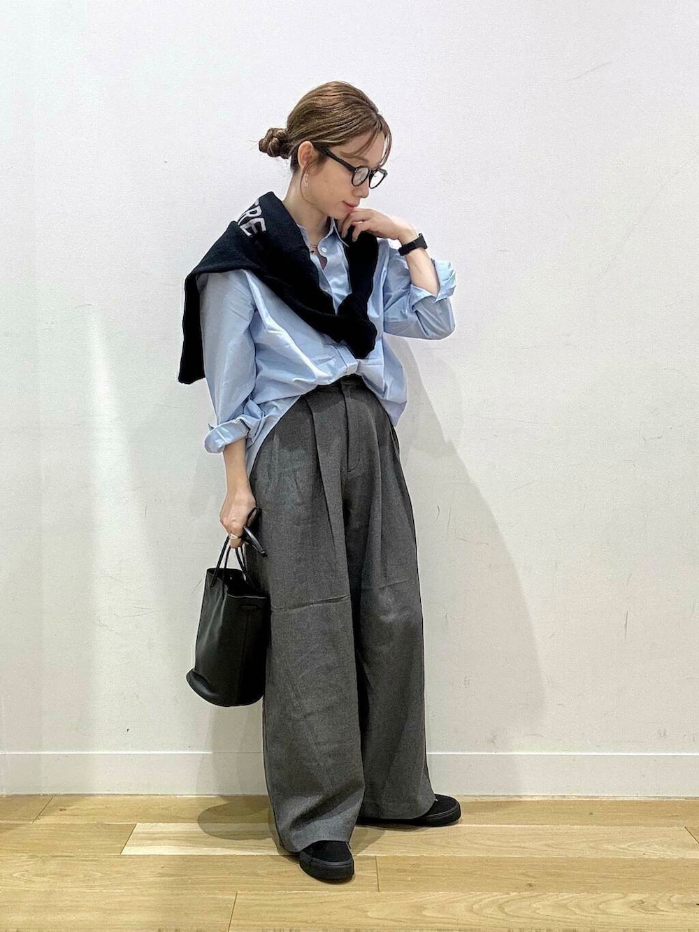 ブラック系のショルダーバッグ、ブルー系のシャツ/ブラウス、グレー系のその他パンツを着用したレディースの秋コーディネートの4枚目の写真