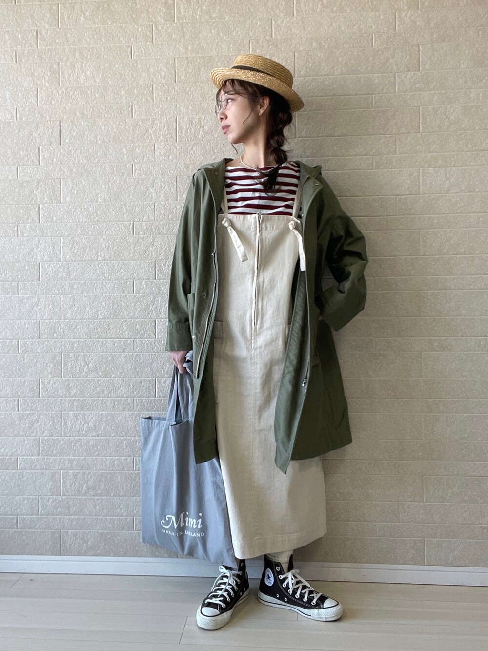 ホワイト系のワンピース、レッド系のTシャツ/カットソー、ブラウン系のスニーカーを着用したレディースの春コーディネートの5枚目の写真