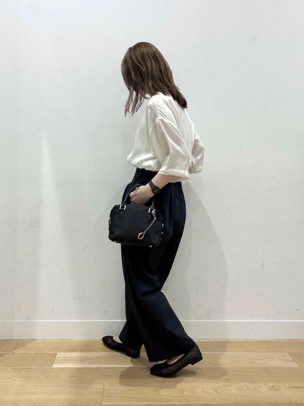 ブラック系のバレエシューズ、ブラック系のショルダーバッグ、ブルー系のその他パンツを着用したレディースの夏コーディネートの4枚目の写真