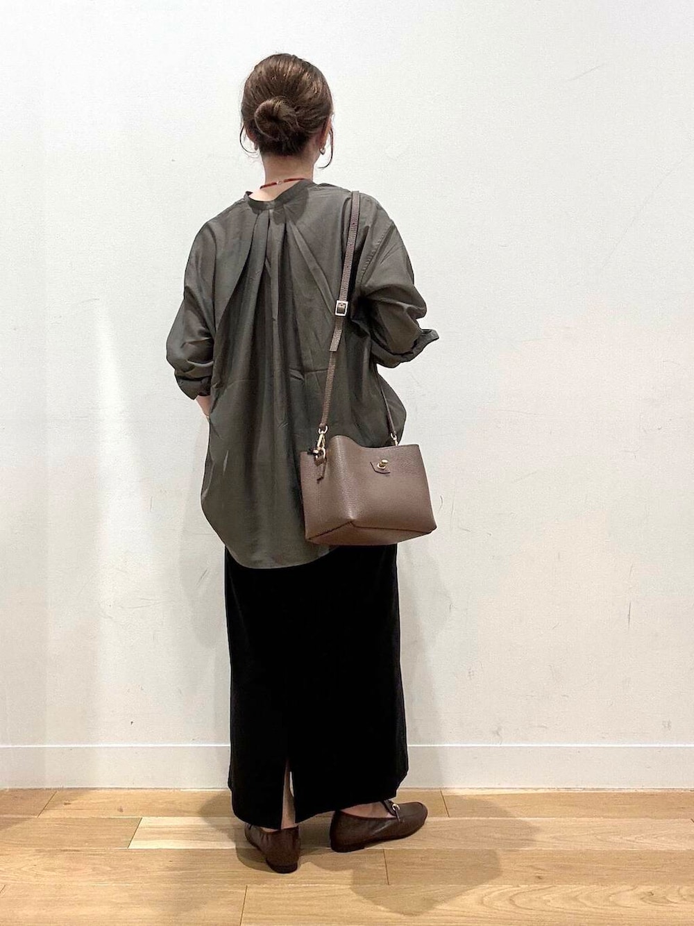 ブラウン系のローファー、ブラック系のスカート、グレー系のシャツ/ブラウスを着用したレディースの夏コーディネートの4枚目の写真