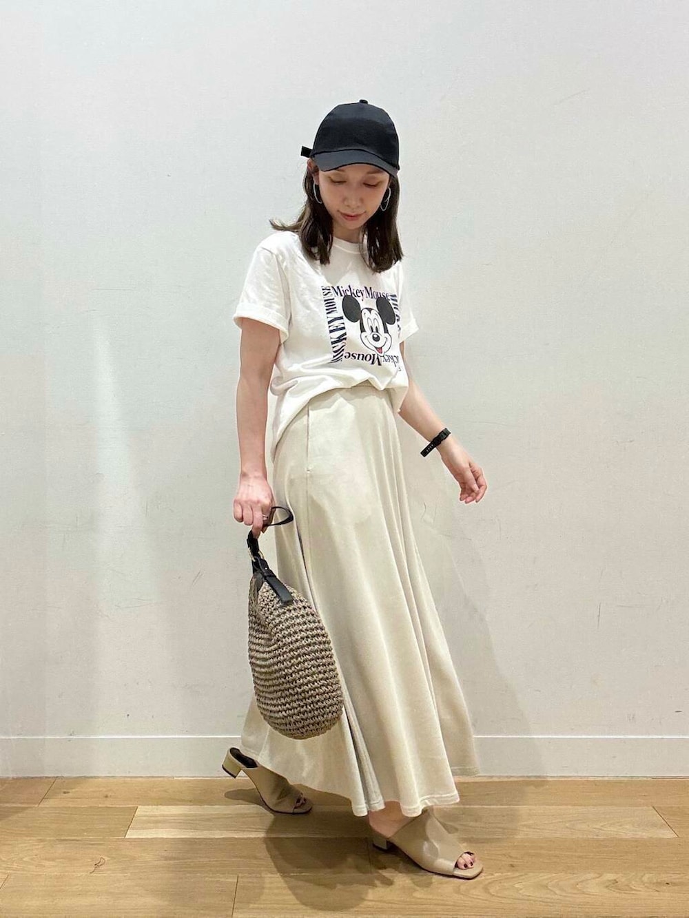 グレー系のトートバッグ、イエロー系のサンダル、ホワイト系のTシャツ/カットソーを着用したレディースの夏コーディネートの6枚目の写真