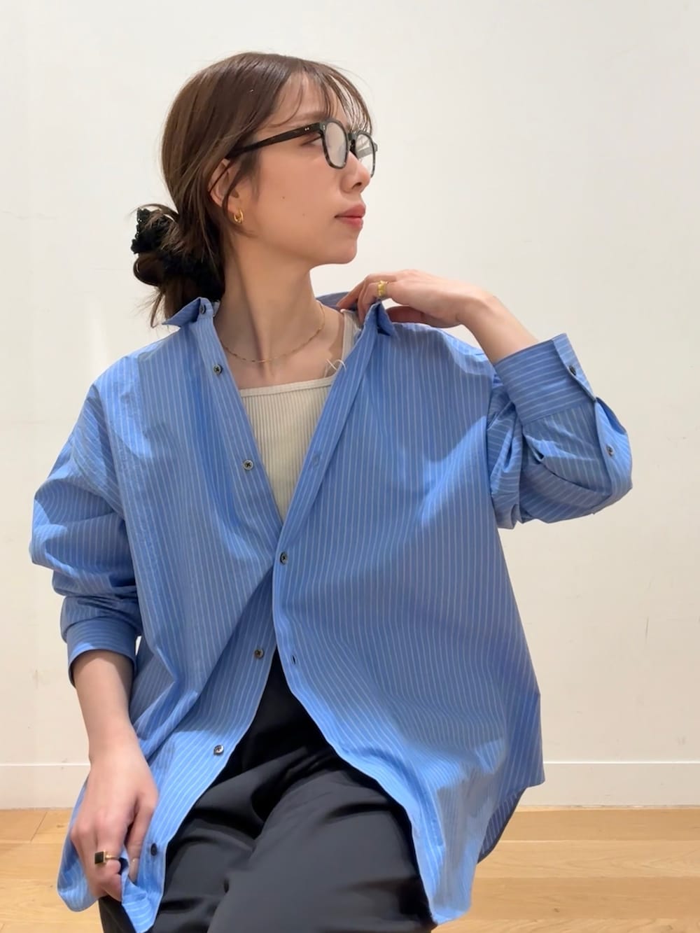 ブルー系のその他アウター、ホワイト系のタンクトップ、ブルー系のシャツ/ブラウスを着用したレディースの春コーディネートの6枚目の写真