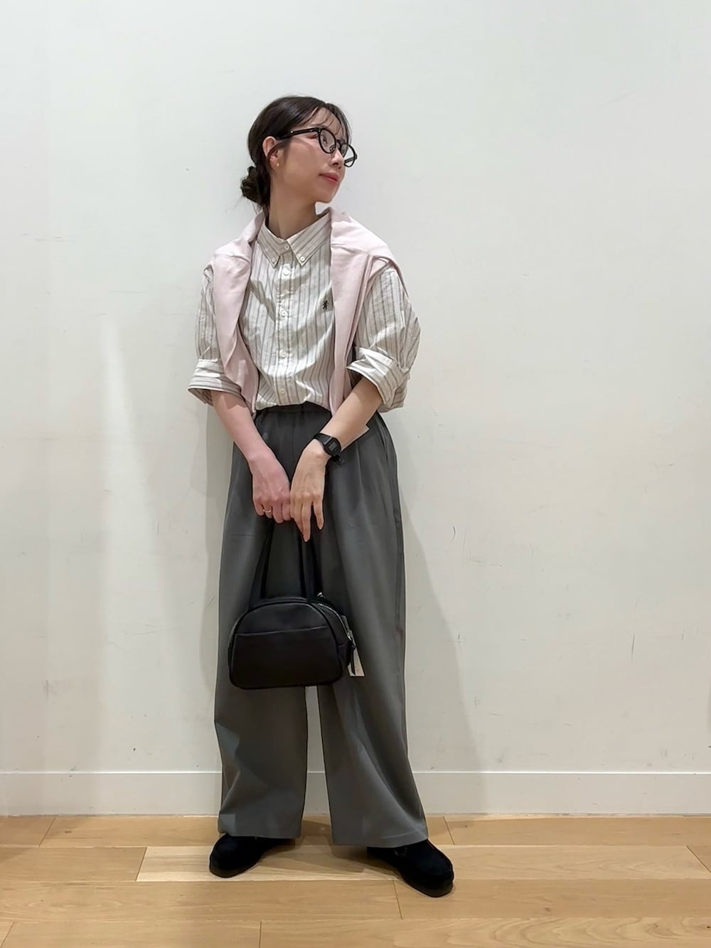 ピンク系のカーディガン/ボレロ、ホワイト系のシャツ/ブラウス、グレー系のその他パンツを着用したレディースの春コーディネートの2枚目の写真