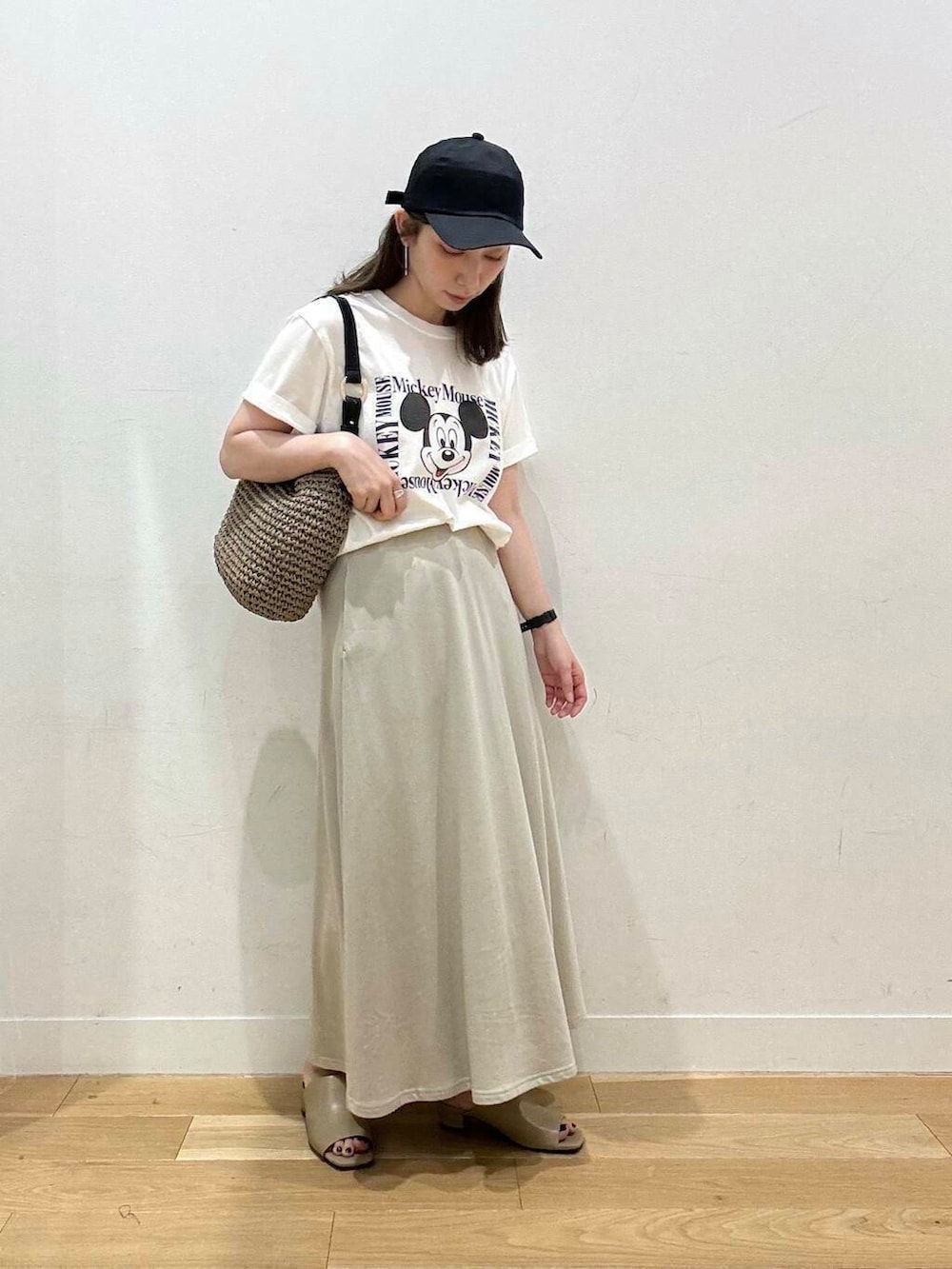 グレー系のトートバッグ、イエロー系のサンダル、ホワイト系のTシャツ/カットソーを着用したレディースの夏コーディネートの5枚目の写真