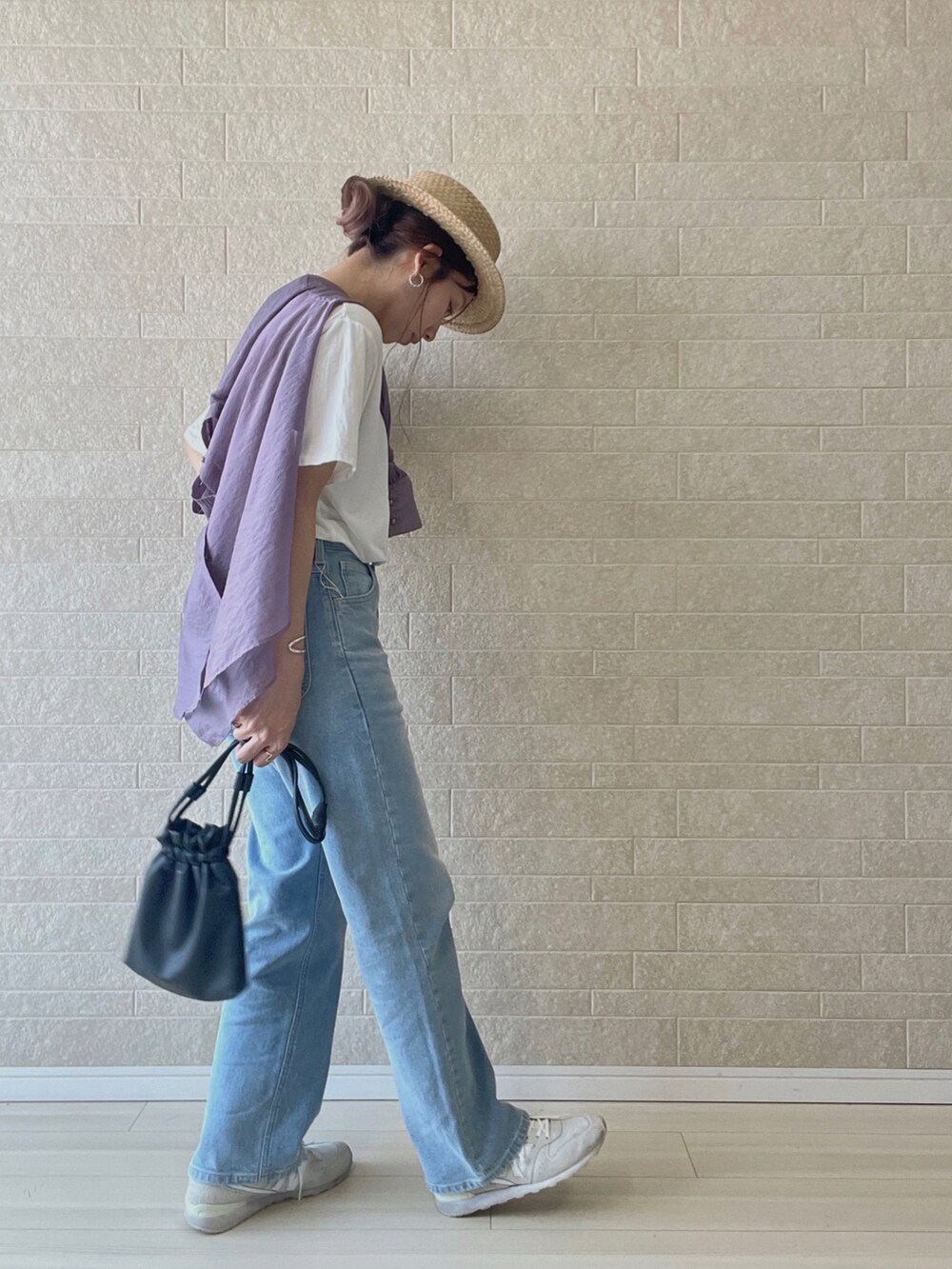 ブルー系のデニムパンツ、ホワイト系のTシャツ/カットソー、ホワイト系のスニーカーを着用したレディースの夏コーディネートの4枚目の写真