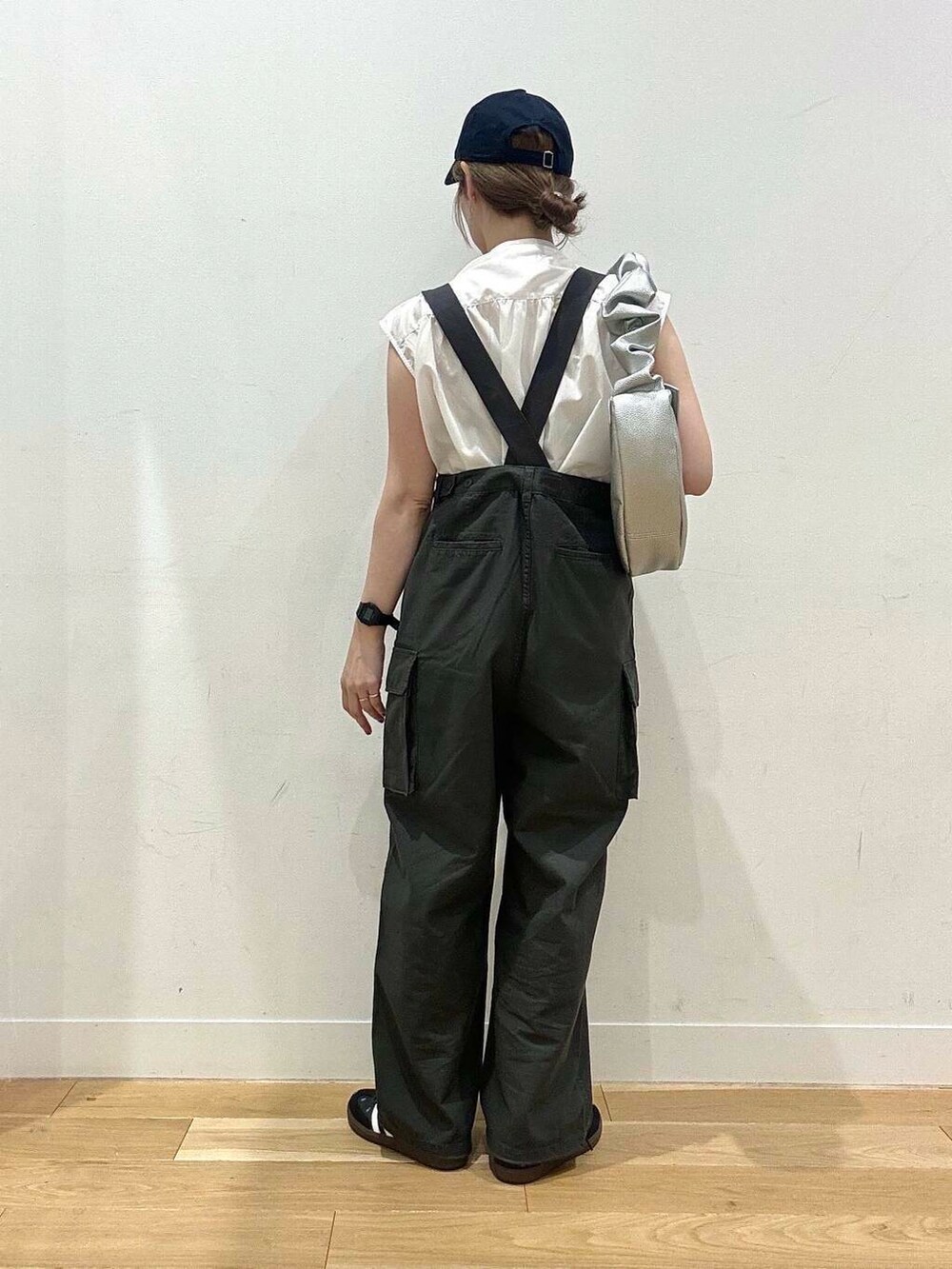 ホワイト系のシャツ/ブラウス、グレー系のカーゴパンツ、ブラック系のスニーカーを着用したレディースの夏コーディネートの2枚目の写真