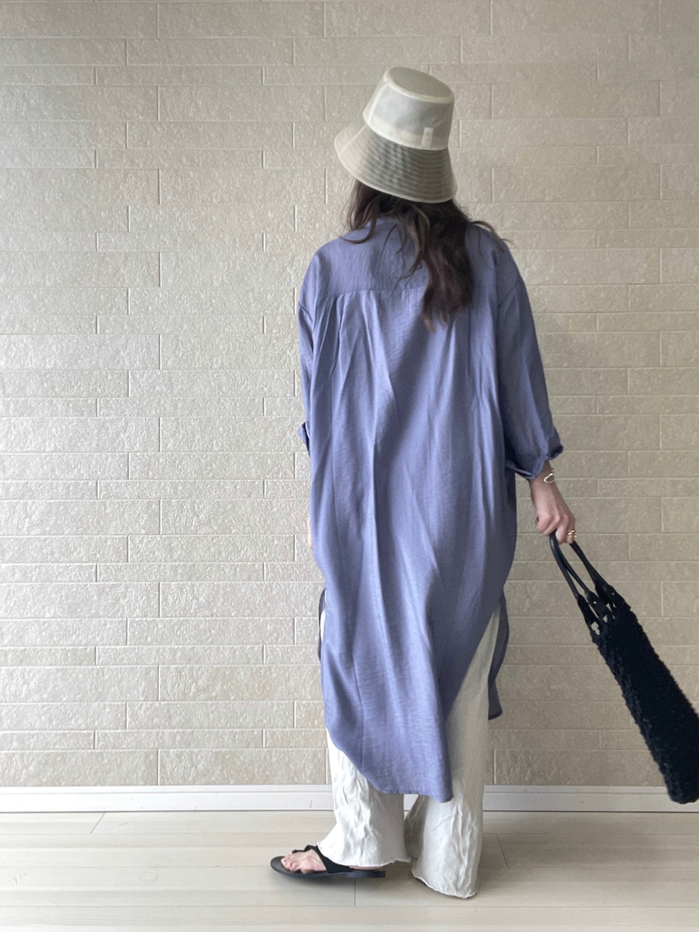 パープル系のシャツワンピース、ブラック系のトートバッグ、ベージュ系のその他パンツを着用したレディースの春コーディネートの5枚目の写真