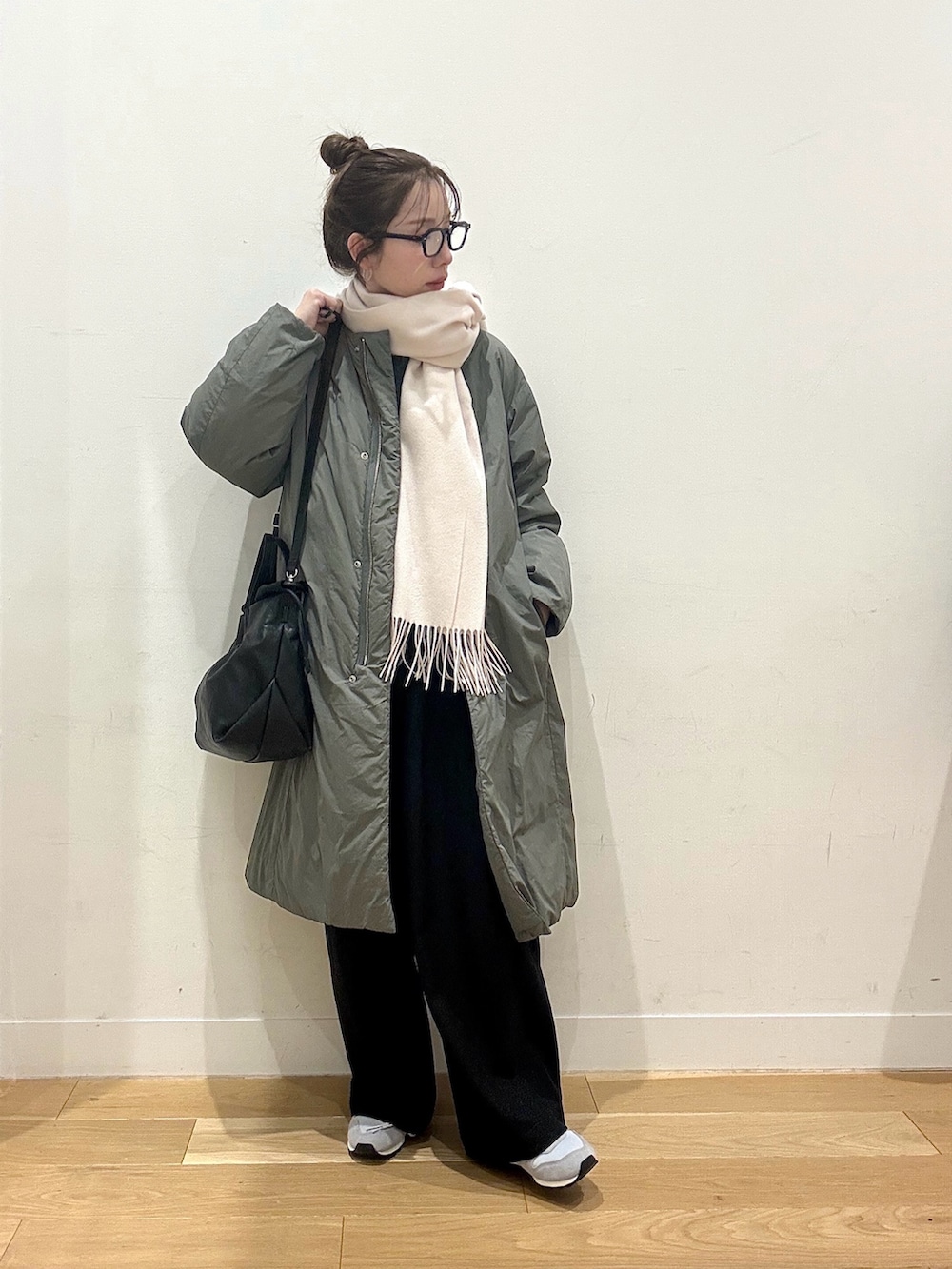 グリーン系のその他アウター、ブラック系のショルダーバッグ、ブラック系のその他パンツを着用したレディースの冬コーディネートの2枚目の写真