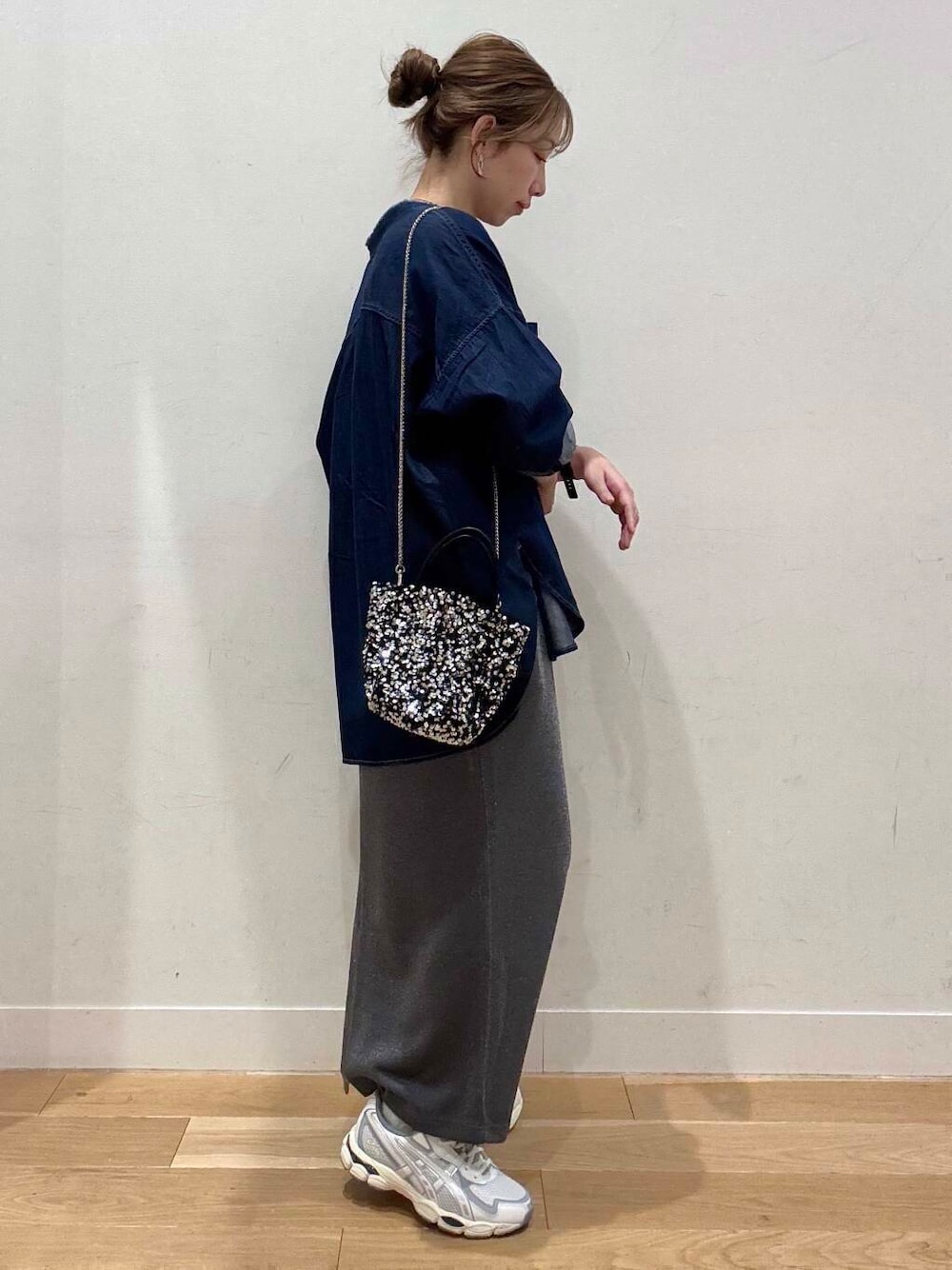 シルバー系のショルダーバッグ、グレー系のスカート、グレー系のTシャツ/カットソーを着用したレディースの冬コーディネートの3枚目の写真