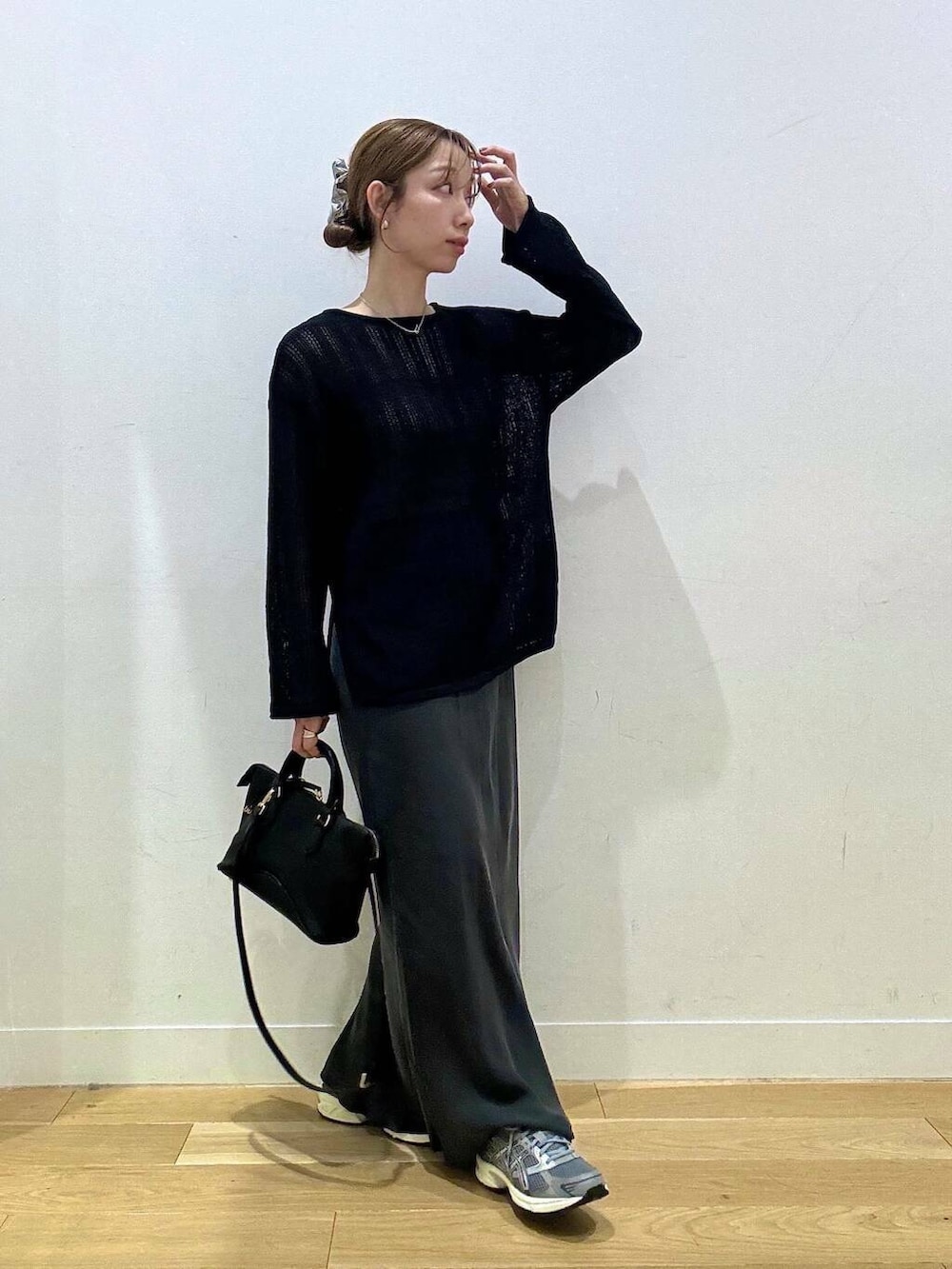 ブラウン系のタンクトップ、グレー系のスカート、ブラック系のボストンバッグを着用したレディースの秋コーディネートの4枚目の写真