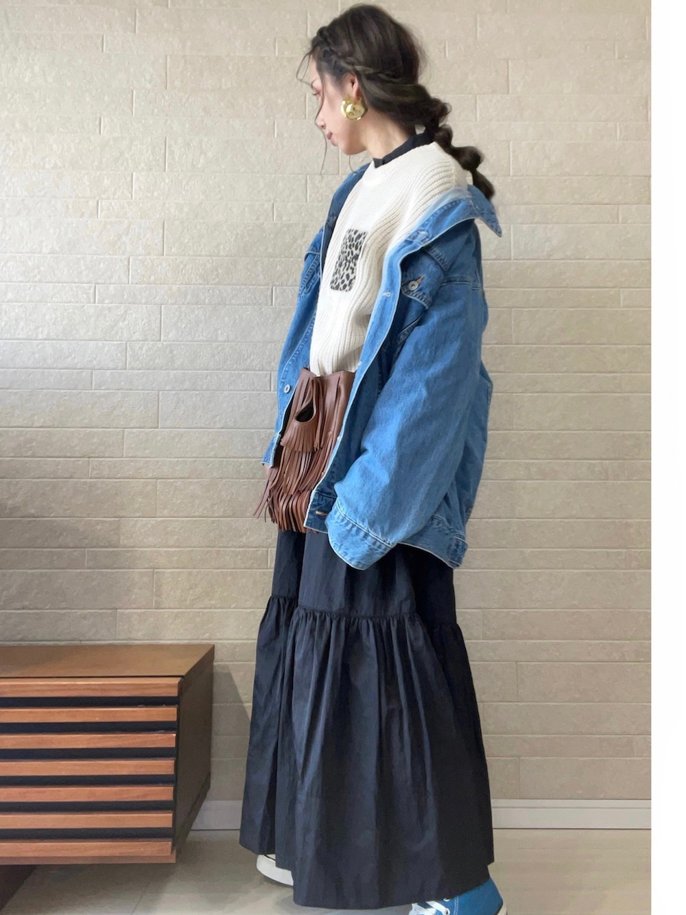 ホワイト系のTシャツ/カットソー、ブルー系のデニムジャケット、ブラック系のシャツ/ブラウスを着用したレディースの秋コーディネートの2枚目の写真