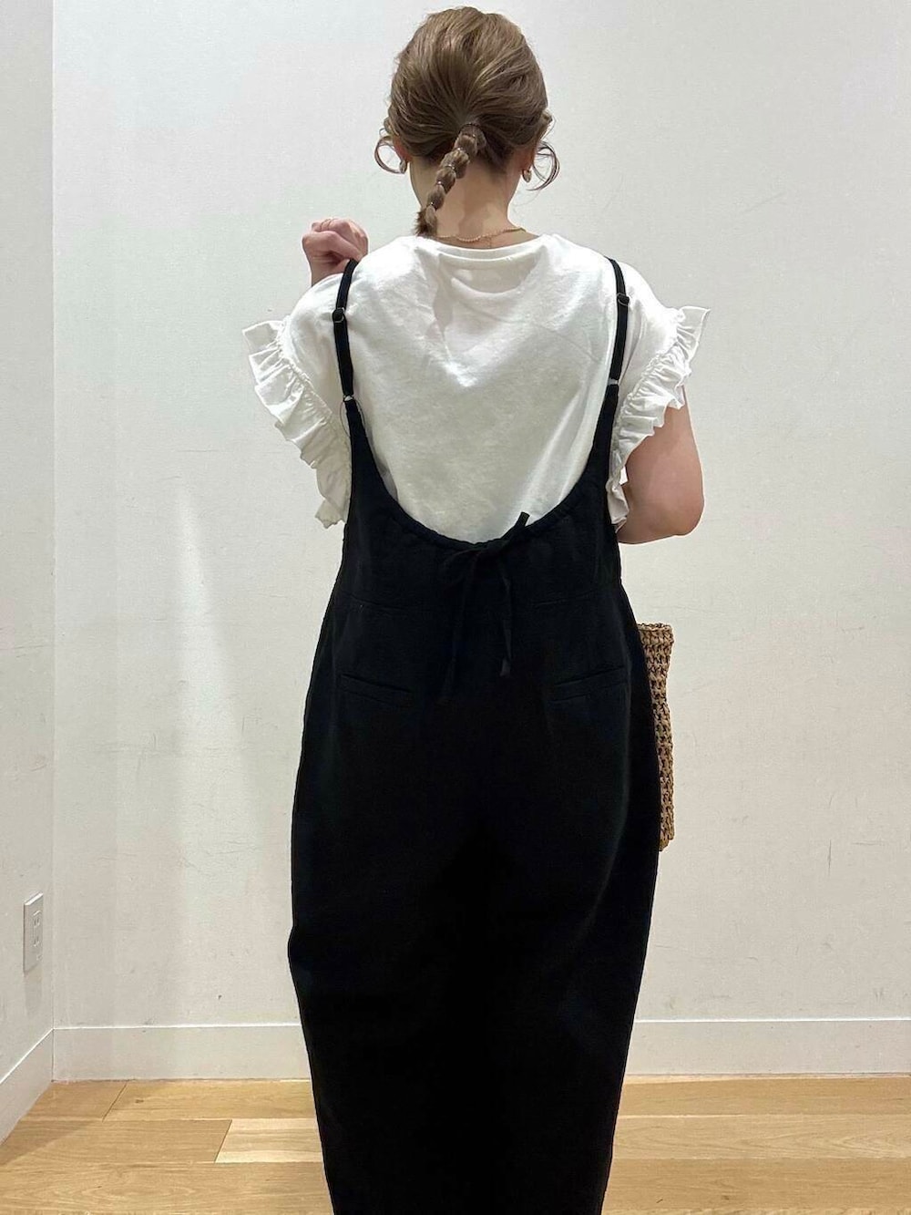 ホワイト系のサンダル、ベージュ系のトートバッグ、ブラック系のサロペット/オーバーオールを着用したレディースの春コーディネートの8枚目の写真