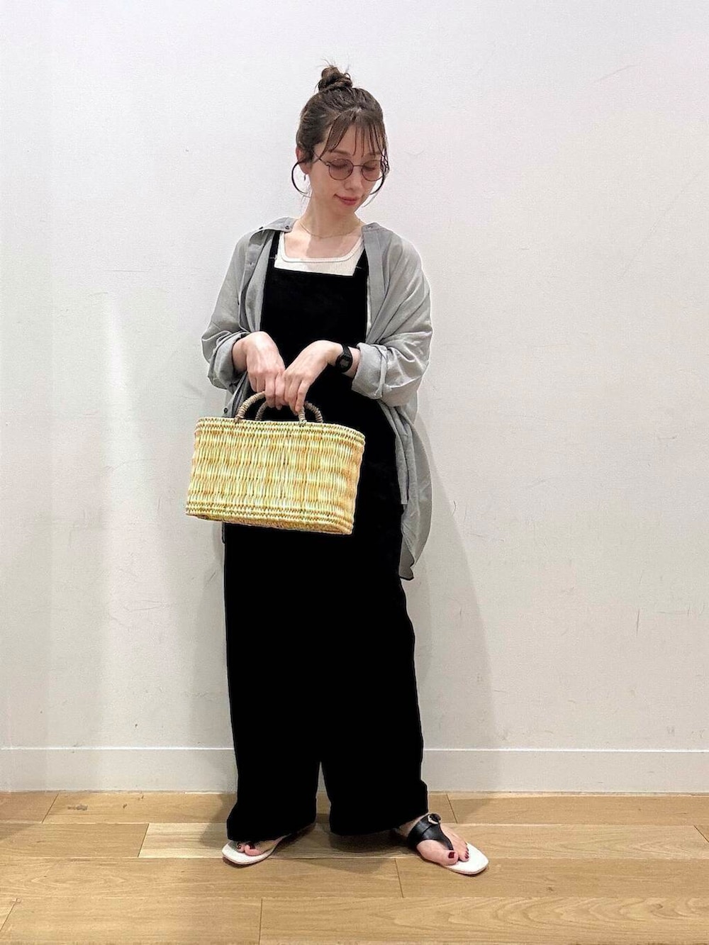 ブラック系のサンダル、ホワイト系のタンクトップ、グリーン系のシャツ/ブラウスを着用したレディースの夏コーディネートの3枚目の写真