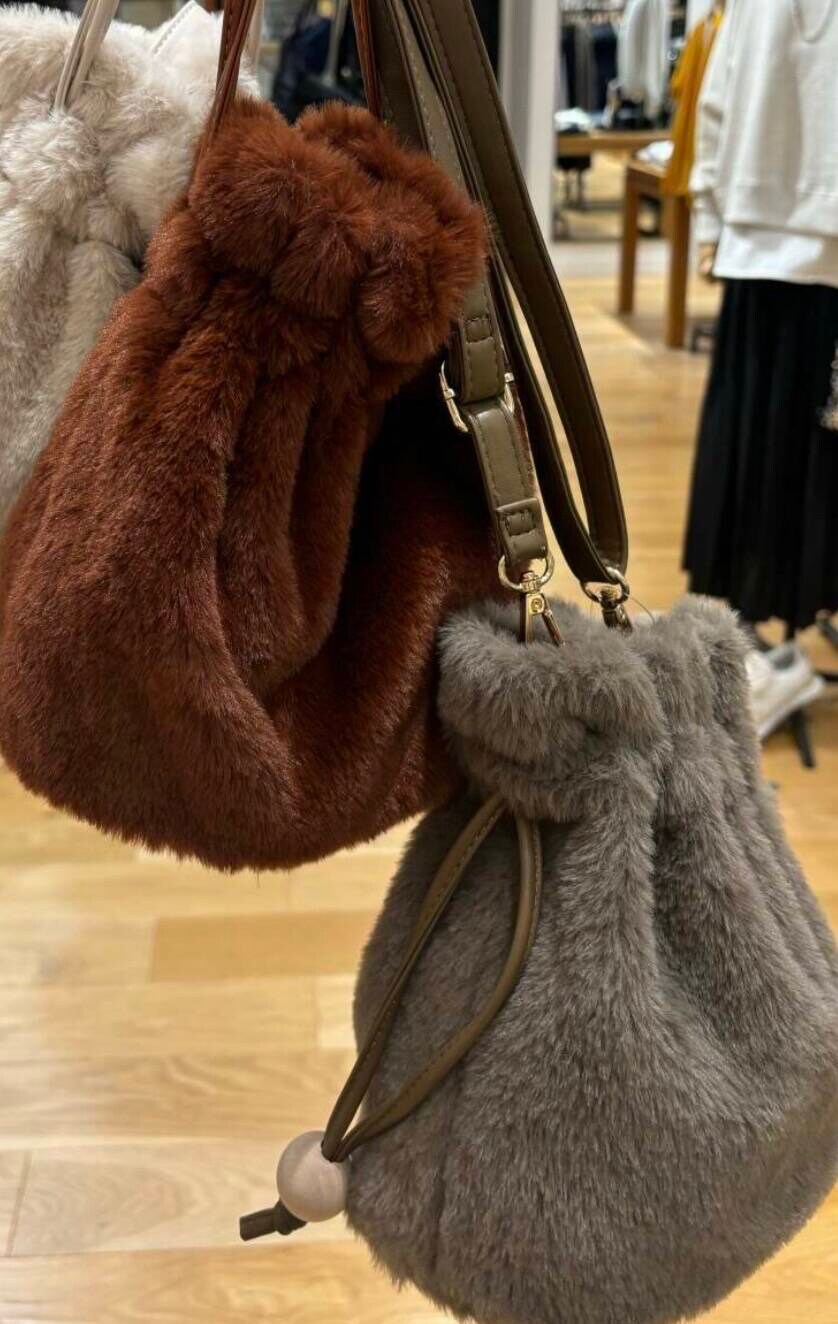 ブラウン系のタンクトップ、ホワイト系のニット/セーター、ブラウン系のブーツを着用したレディースの秋コーディネートの7枚目の写真