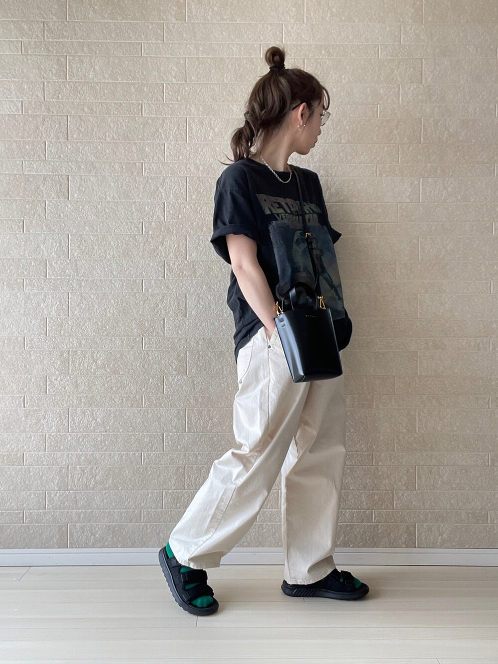 ホワイト系のその他パンツ、ブラック系のサンダル、グレー系のTシャツ/カットソーを着用したレディースの春コーディネートの4枚目の写真