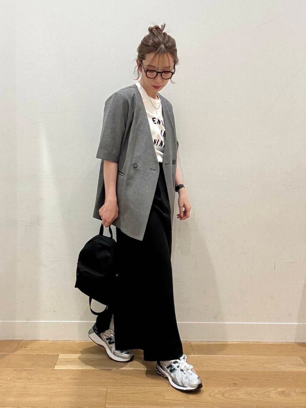 グレー系のその他アウター、ブルー系のシャツ/ブラウス、ブラック系のバックパック/リュックを着用したレディースの春コーディネートの6枚目の写真