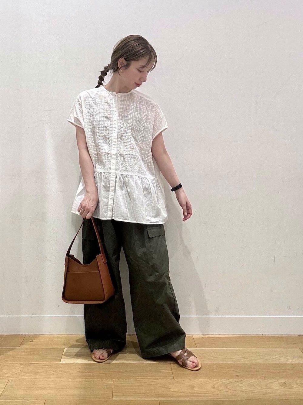 ブラウン系のサンダル、ホワイト系のシャツ/ブラウス、グリーン系のその他パンツを着用したレディースの夏コーディネートの2枚目の写真