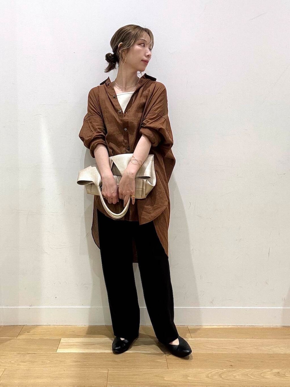 「スラックス、トートバッグ、オフィスコーデ、doors、シアートップス、骨格ナチュラル、ナチュラル×イエベ春、即戦力シャツコーデ、過ごしやすい、トレンドシャツ」｜「URBAN RESEARCH DOORSのVカットパンプス（パンプス、ブラック系）」を使った、えばみ。さん（レディース・160cm）の春コーディネートの2枚目の写真