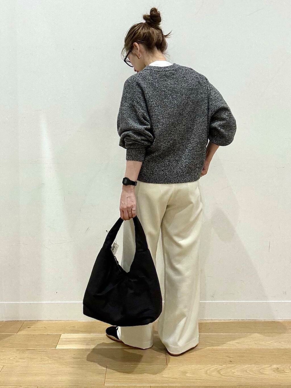 ホワイト系のその他パンツ、ブラック系のトートバッグ、グレー系のニット/セーターを着用したレディースの冬コーディネートの2枚目の写真