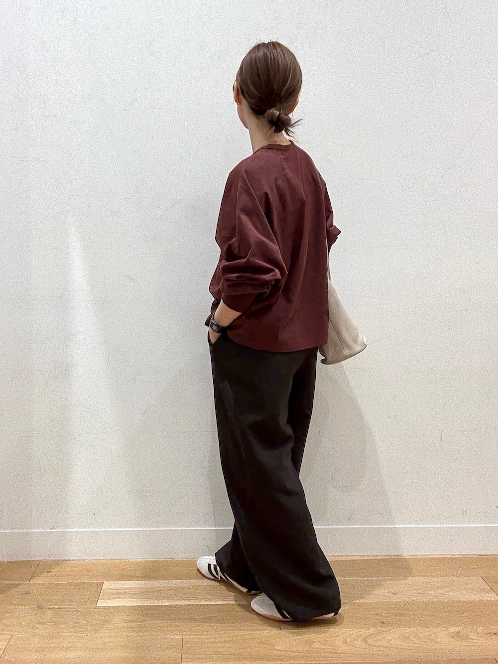 ホワイト系のスニーカー、レッド系のTシャツ/カットソー、ブラウン系のその他パンツを着用したレディースの秋コーディネートの2枚目の写真