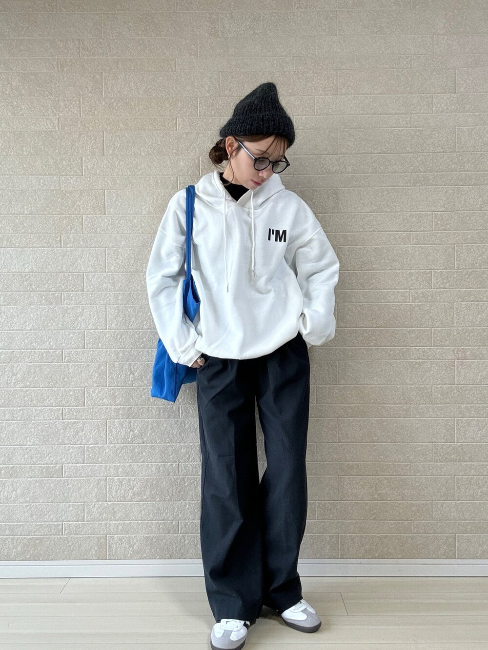 グリーン系のその他アウター、ホワイト系のパーカー、グレー系のその他パンツを着用したレディースの冬コーディネートの3枚目の写真