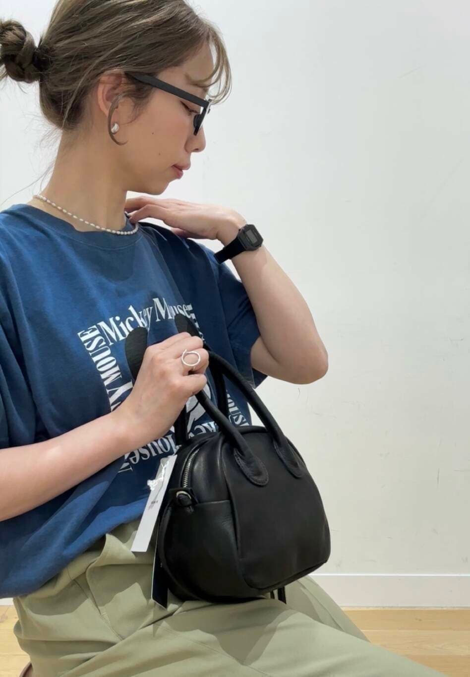 ブラック系のスニーカー、ベージュ系のその他パンツ、ブルー系のTシャツ/カットソーを着用したレディースの夏コーディネートの6枚目の写真