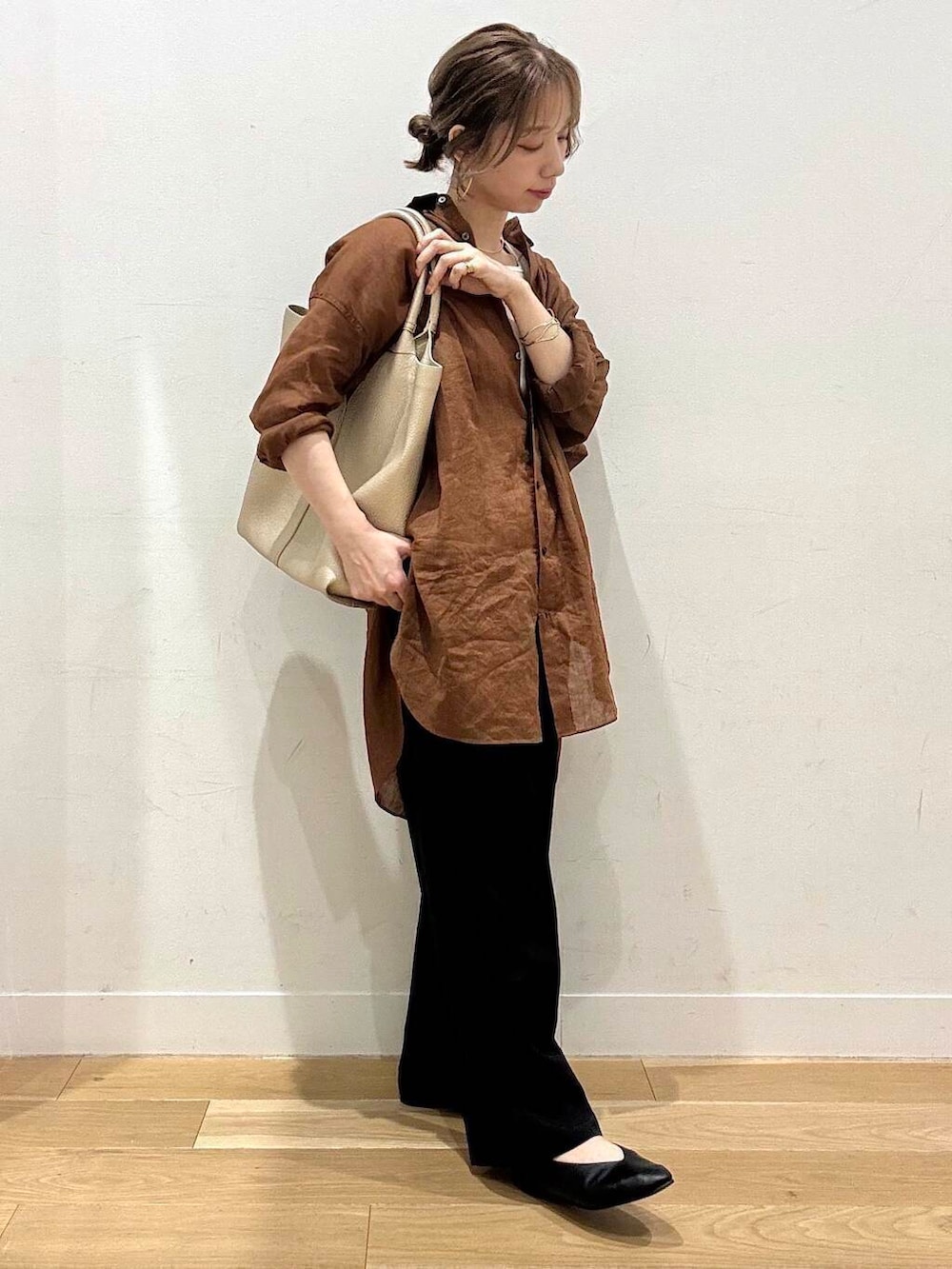 「スラックス、トートバッグ、オフィスコーデ、doors、シアートップス、骨格ナチュラル、ナチュラル×イエベ春、即戦力シャツコーデ、過ごしやすい、トレンドシャツ」｜「URBAN RESEARCH DOORSのVカットパンプス（パンプス、ブラック系）」を使った、えばみ。さん（レディース・160cm）の春コーディネートの4枚目の写真