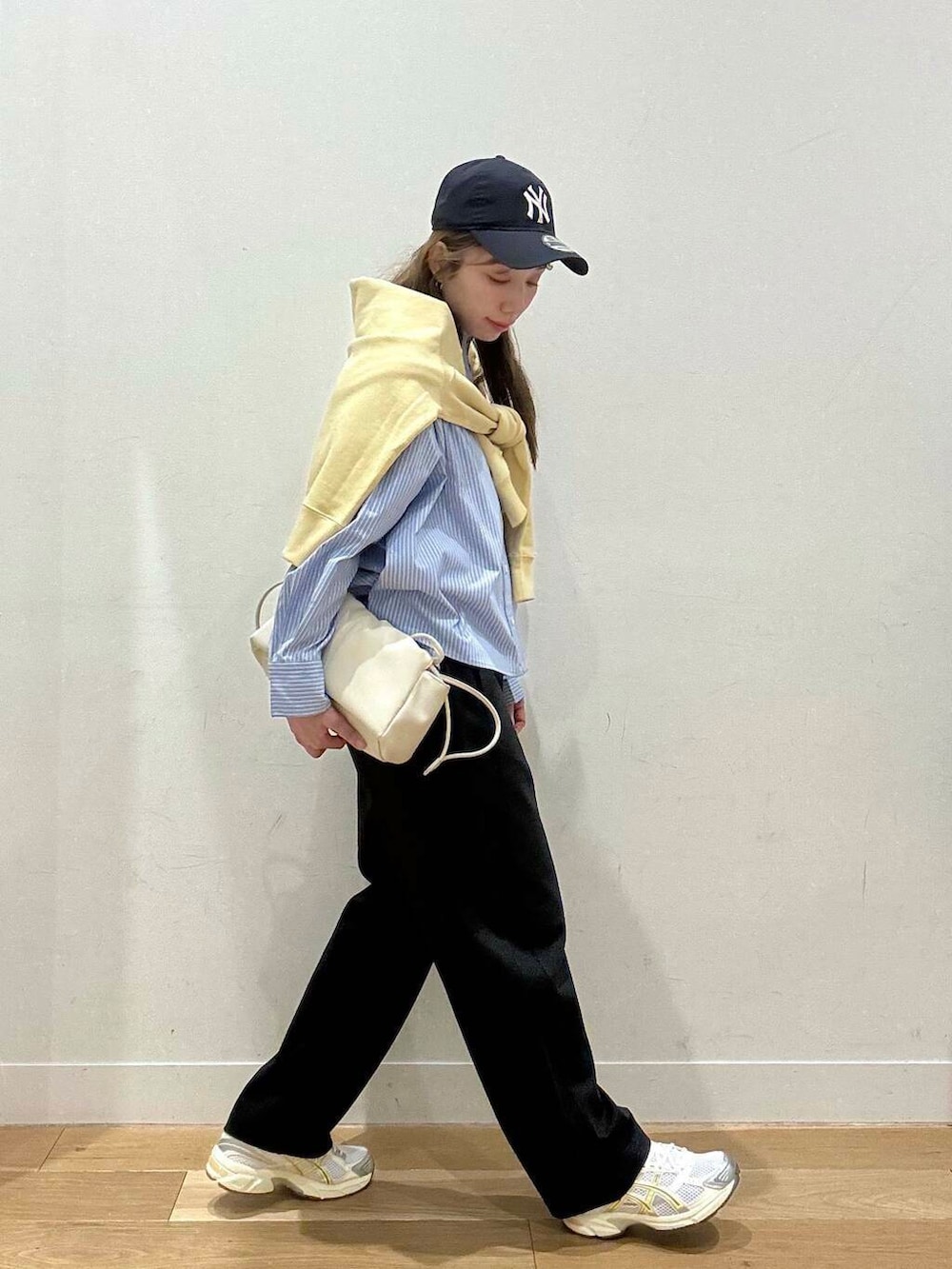 ホワイト系のTシャツ/カットソー、ホワイト系のショルダーバッグ、グレー系のその他パンツを着用したレディースの冬コーディネートの3枚目の写真