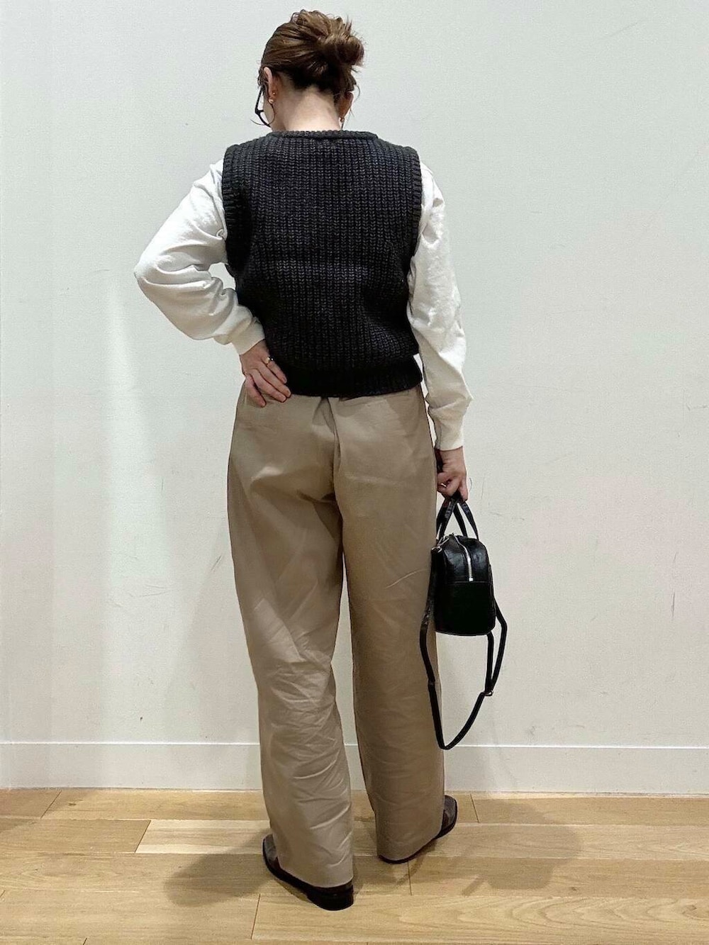 レッド系のローファー、ホワイト系のTシャツ/カットソー、グレー系のベストを着用したレディースの秋コーディネートの3枚目の写真