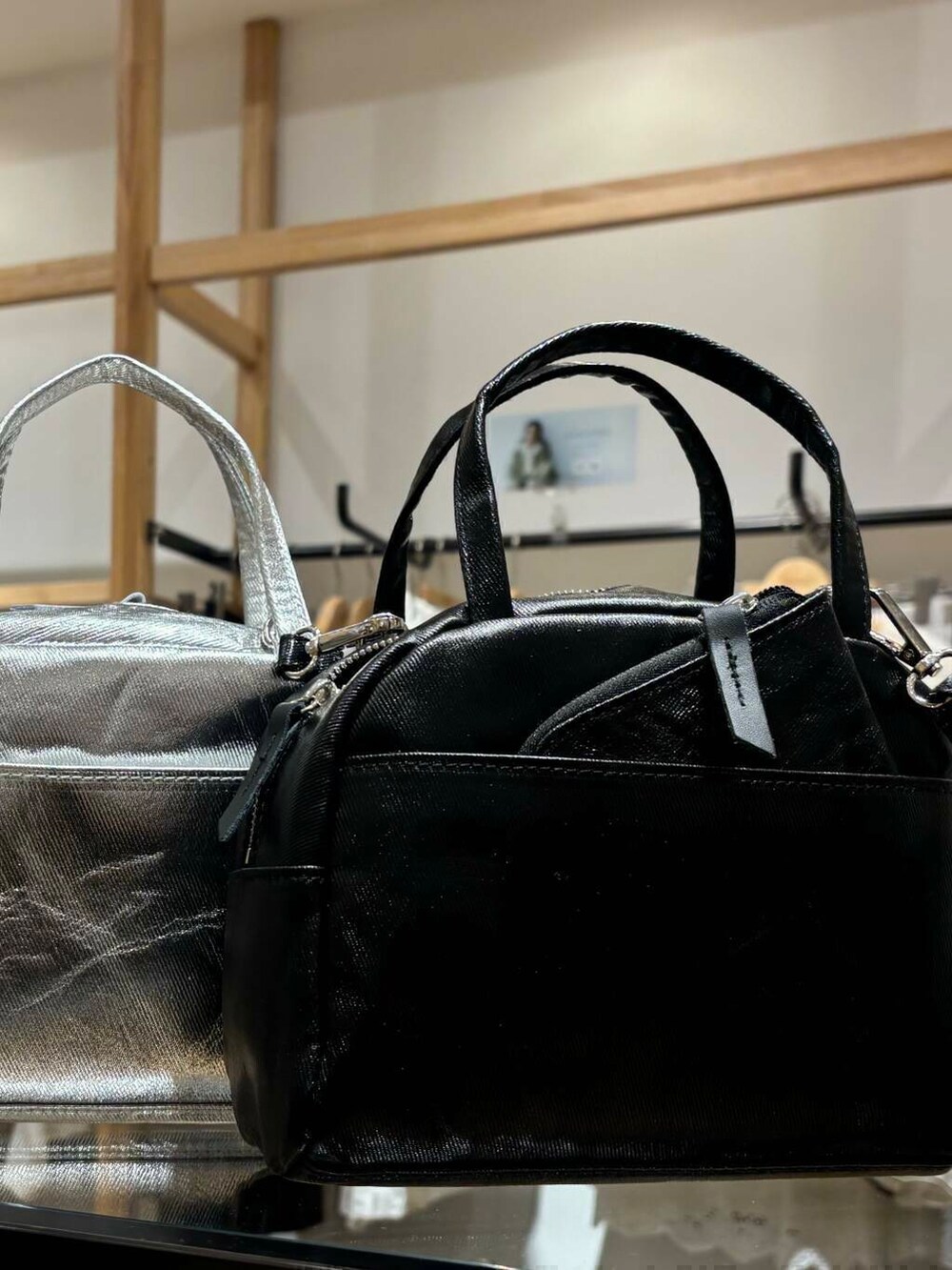 ホワイト系のシャツ/ブラウス、ブラック系のショルダーバッグ、グレー系のその他パンツを着用したレディースの秋コーディネートの8枚目の写真