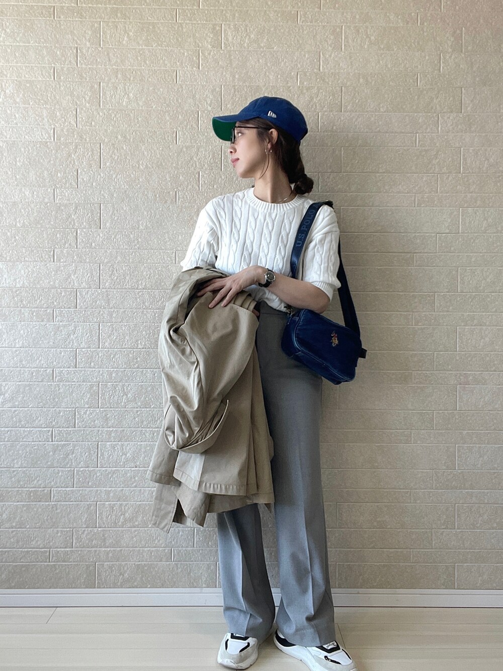 「メガネ女子、キャップ、トレンチコート、スラックス、ケーブルニット、ショルダーバッグ、PR、U.S.POLO ASSN.、休日スタイル、白スニーカー、春コーデ、タックイン、トラッド、ベージュ、オーバーサイズ」｜「U.S. POLO ASSN.の【U.S. POLO ASSN.】 ユーエスポロアッスン　Washed Cotton　クロスボディショルダーバッグ　USPA-2645（ショルダーバッグ、ブルー系）」を使った、えばみ。さん（レディース・160cm）の春コーディネートの4枚目の写真