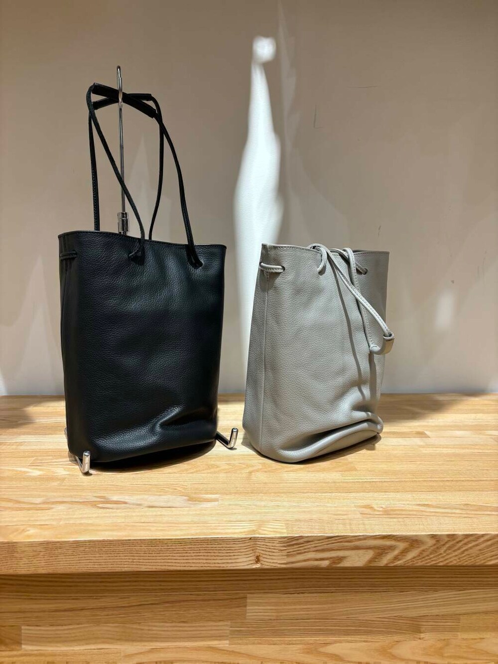 ブラック系のショルダーバッグ、ブルー系のシャツ/ブラウス、グレー系のその他パンツを着用したレディースの秋コーディネートの9枚目の写真
