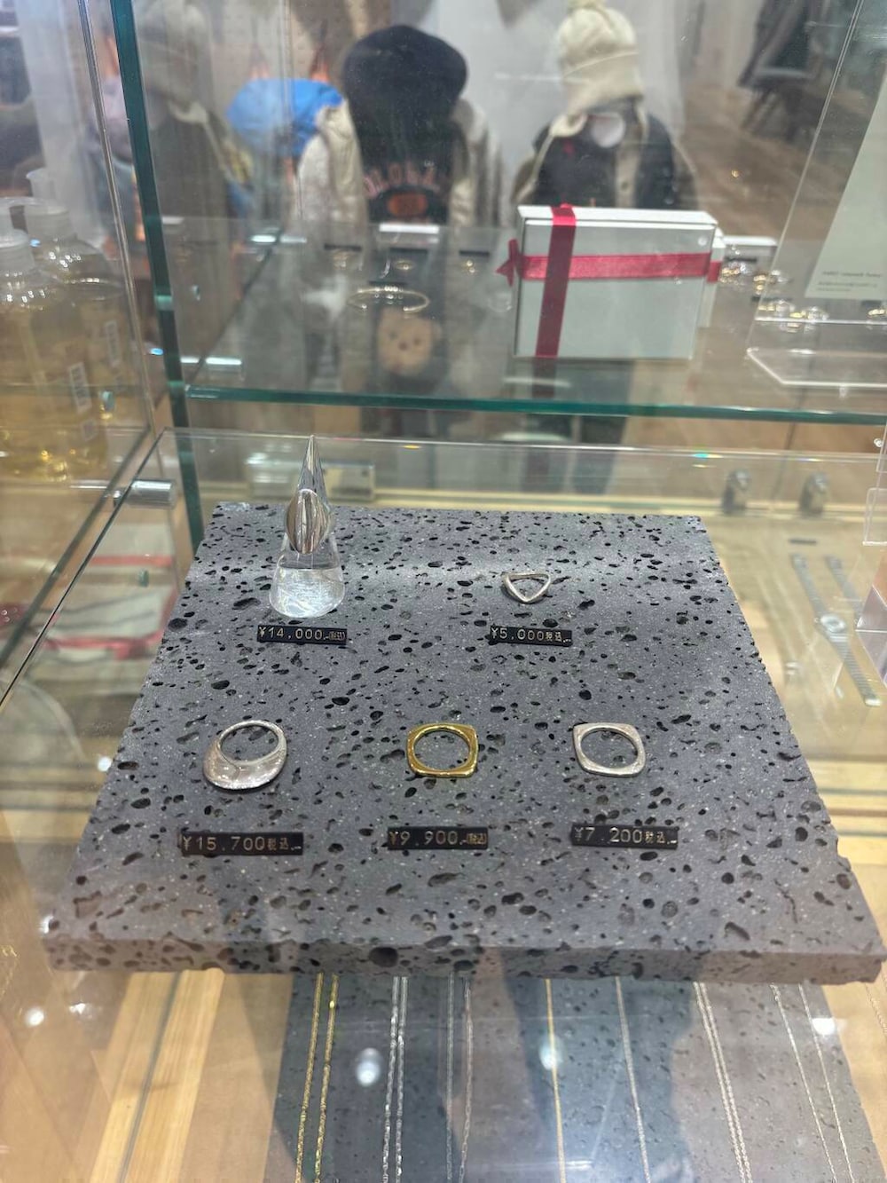 ブラック系のその他パンツ、ホワイト系のTシャツ/カットソー、グレー系のニット/セーターを着用したレディースの冬コーディネートの9枚目の写真