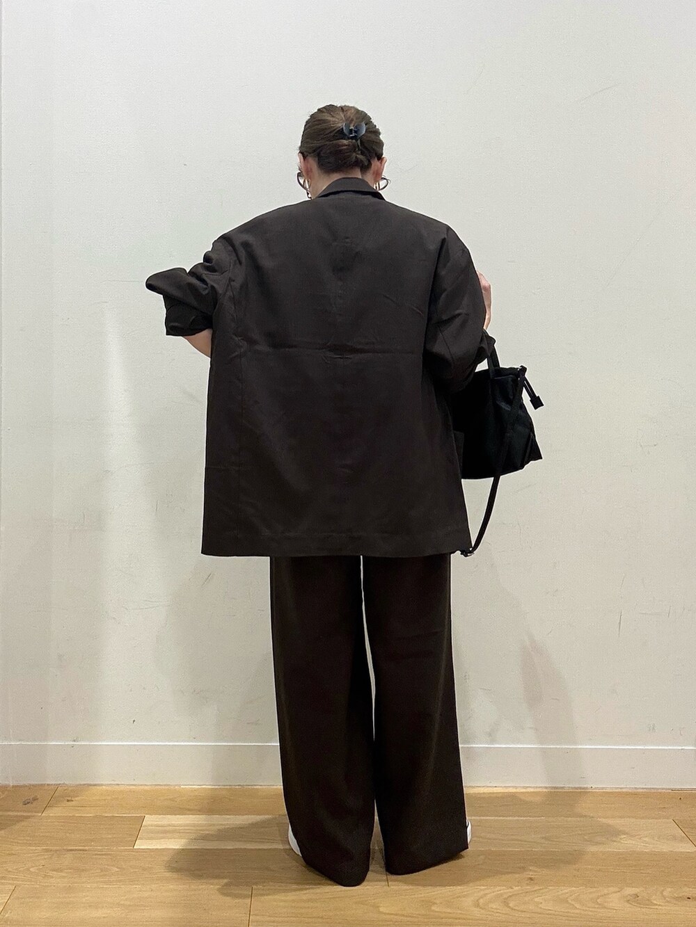 ブラウン系のその他アウター、ブラウン系のその他パンツ、ホワイト系のTシャツ/カットソーを着用したレディースの夏コーディネートの6枚目の写真