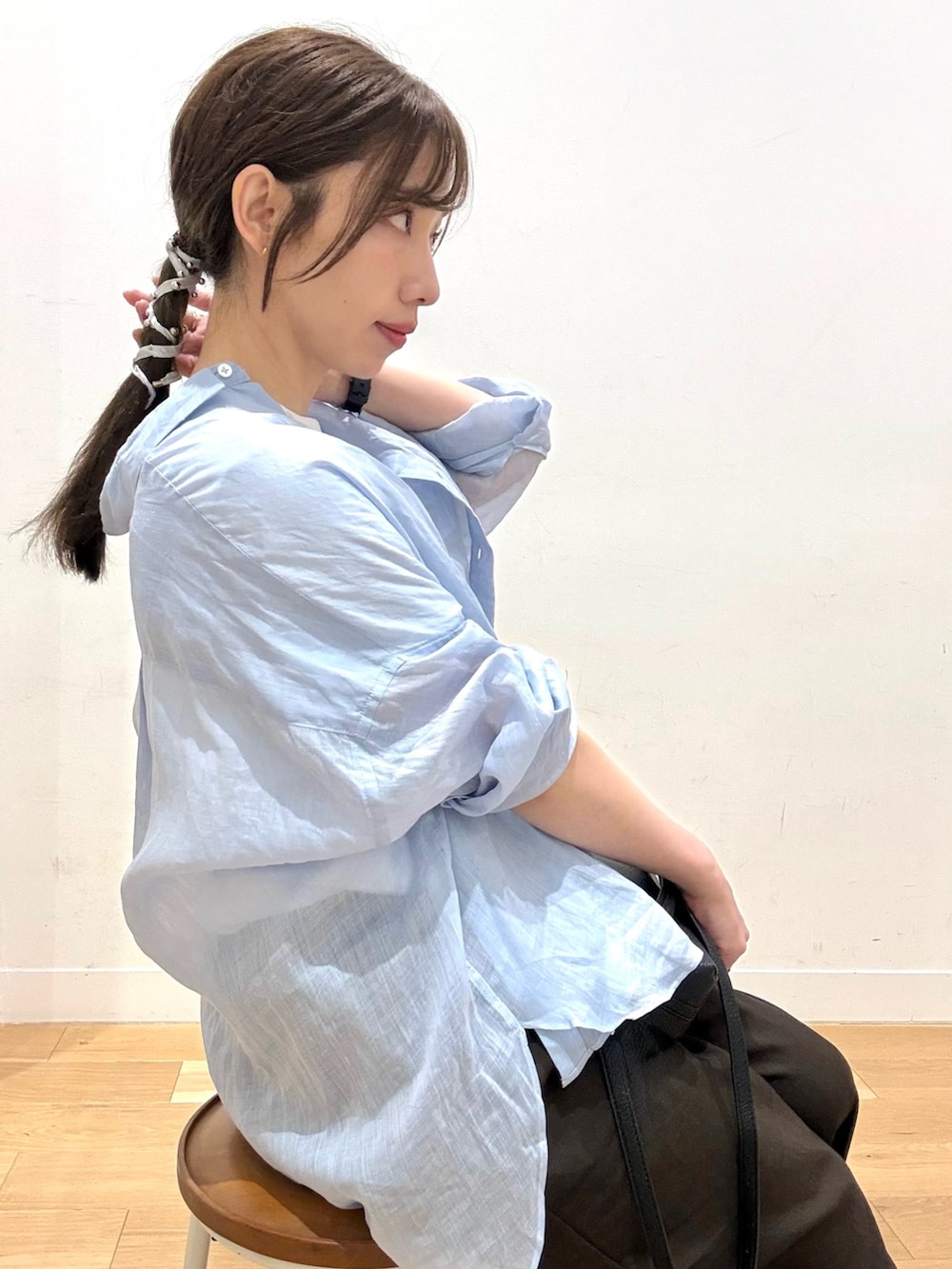 ホワイト系のTシャツ/カットソー、ブラウン系のその他パンツ、ブラック系のショルダーバッグを着用したレディースの夏コーディネートの7枚目の写真