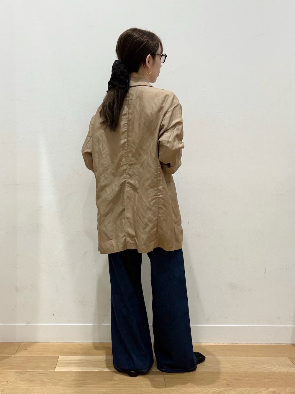 ホワイト系のTシャツ/カットソー、ブルー系のデニムパンツ、ベージュ系のその他アウターを着用したレディースの夏コーディネートの5枚目の写真